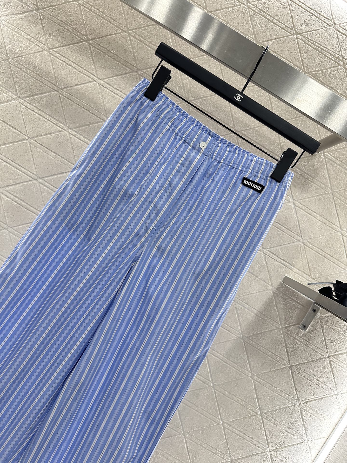 ♥Miumi*♥2025新品上架
    条纹衬衫长裤睡衣套装
定制YB斜纹全棉材质 亲肤舒适 吸湿透气