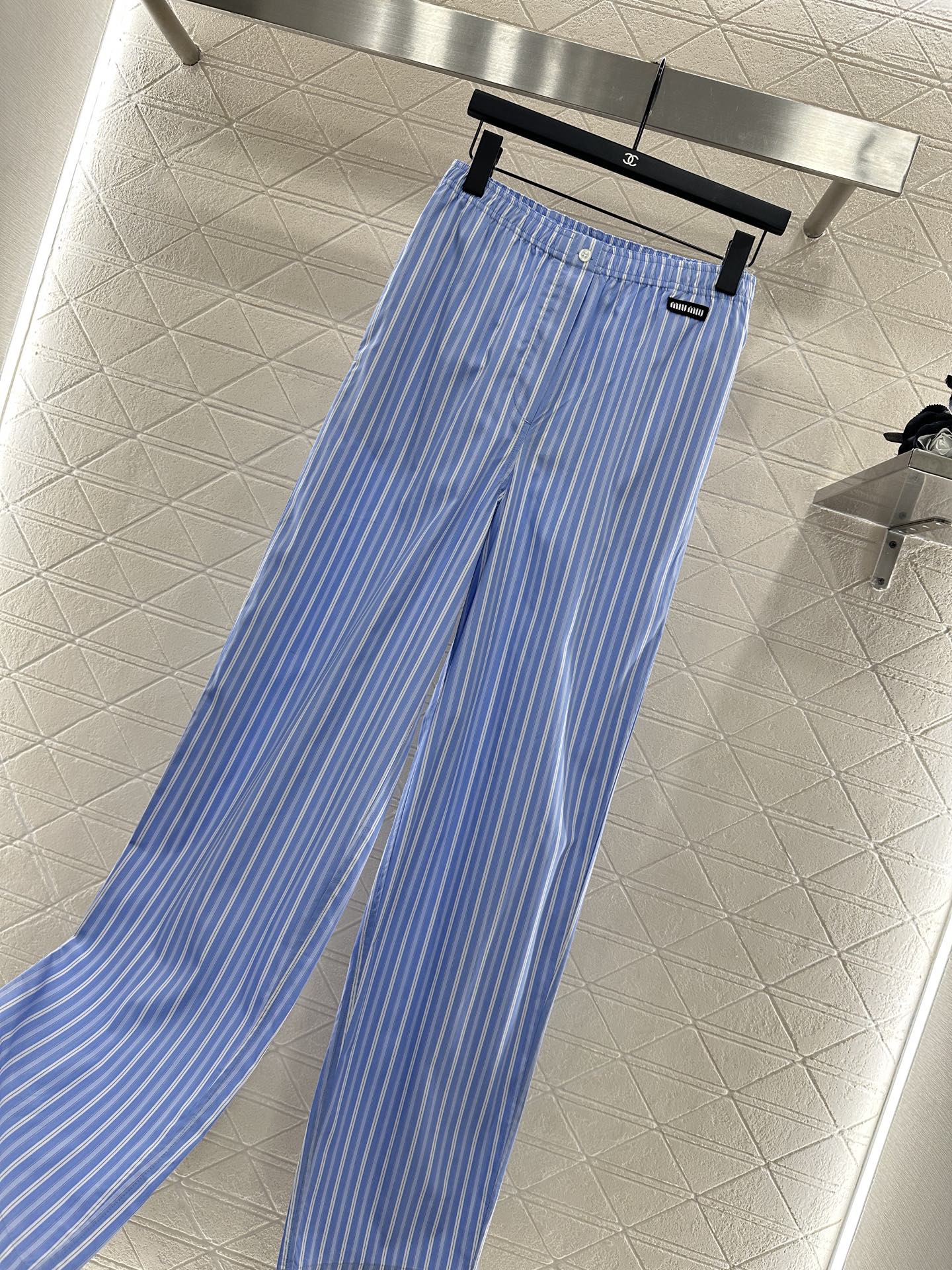 ♥Miumi*♥2025新品上架
    条纹衬衫长裤睡衣套装
定制YB斜纹全棉材质 亲肤舒适 吸湿透气