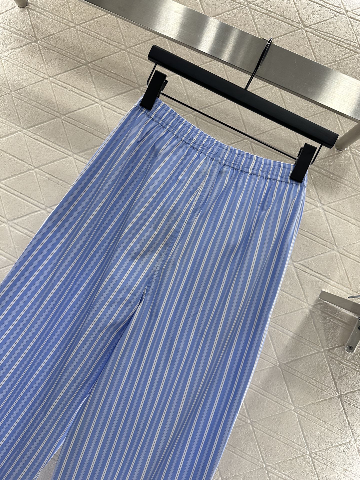 ♥Miumi*♥2025新品上架
    条纹衬衫长裤睡衣套装
定制YB斜纹全棉材质 亲肤舒适 吸湿透气