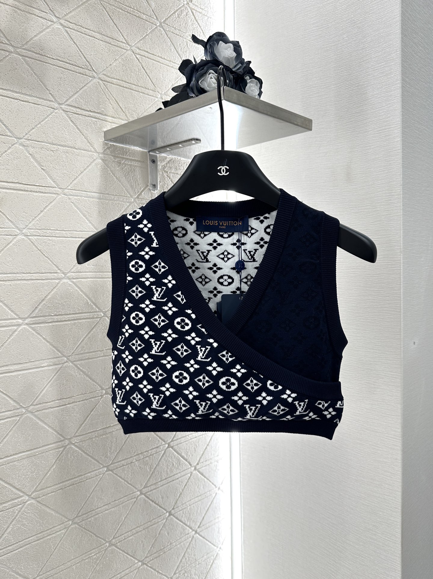P原单狠货女装 配包装♥Louis Vuitto*♥新品上架      提花拼接针织短背心定制YB丝毛纱线织造 质感高级舒适 修身针织短背心剪裁 V领交叠式前襟 胸衣式长度 上身更显性感魅力和曲线身姿
