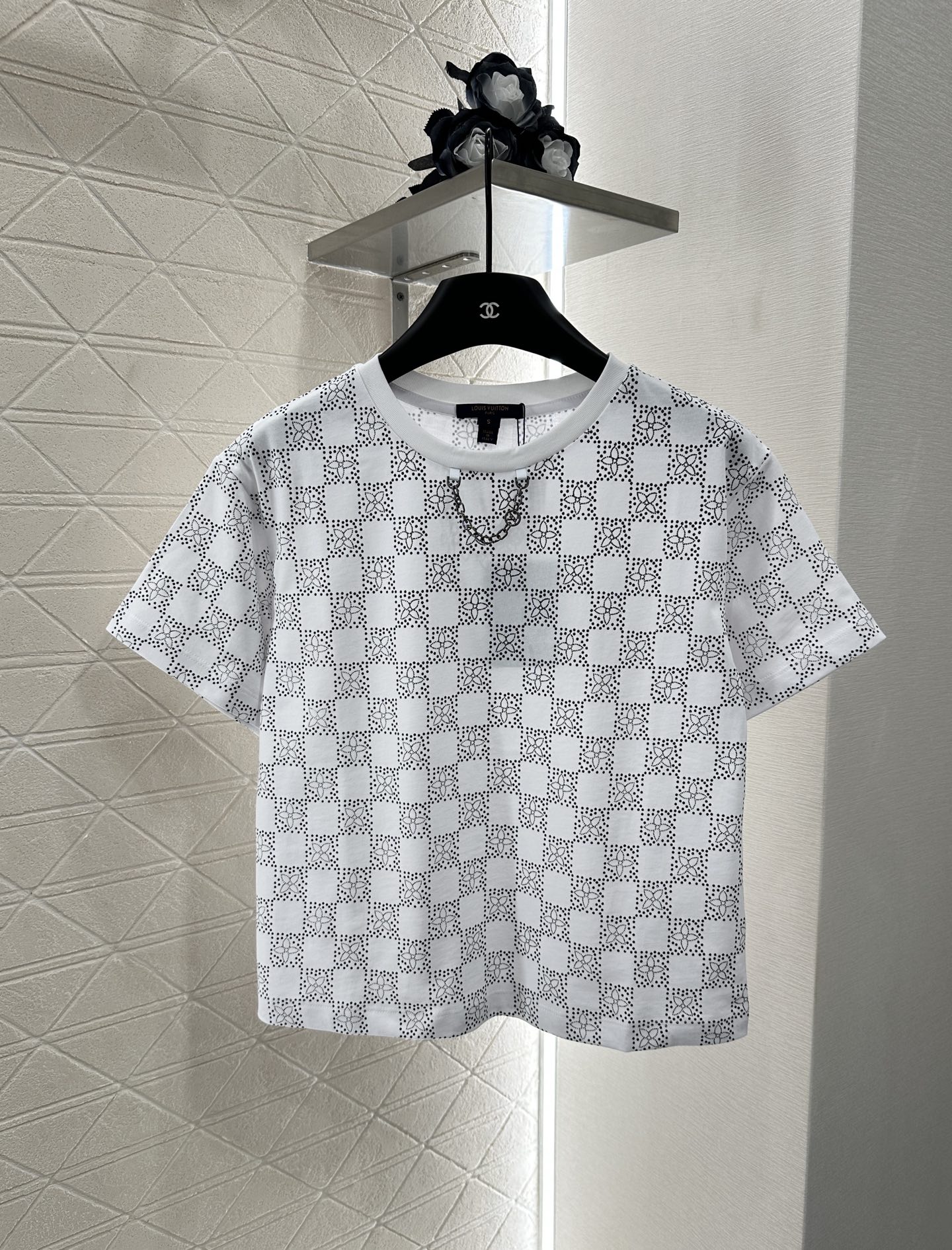 P原单狠货女装 配包装♥Louis Vuitto*♥新品上架      圆领印花链条𝑇𝑒𝑒定制YB斜纹全棉材质 透气舒适 质感十足 短款T恤裁剪 凸显品牌格调 采用克重纯棉制成 略带有弹力 呈现