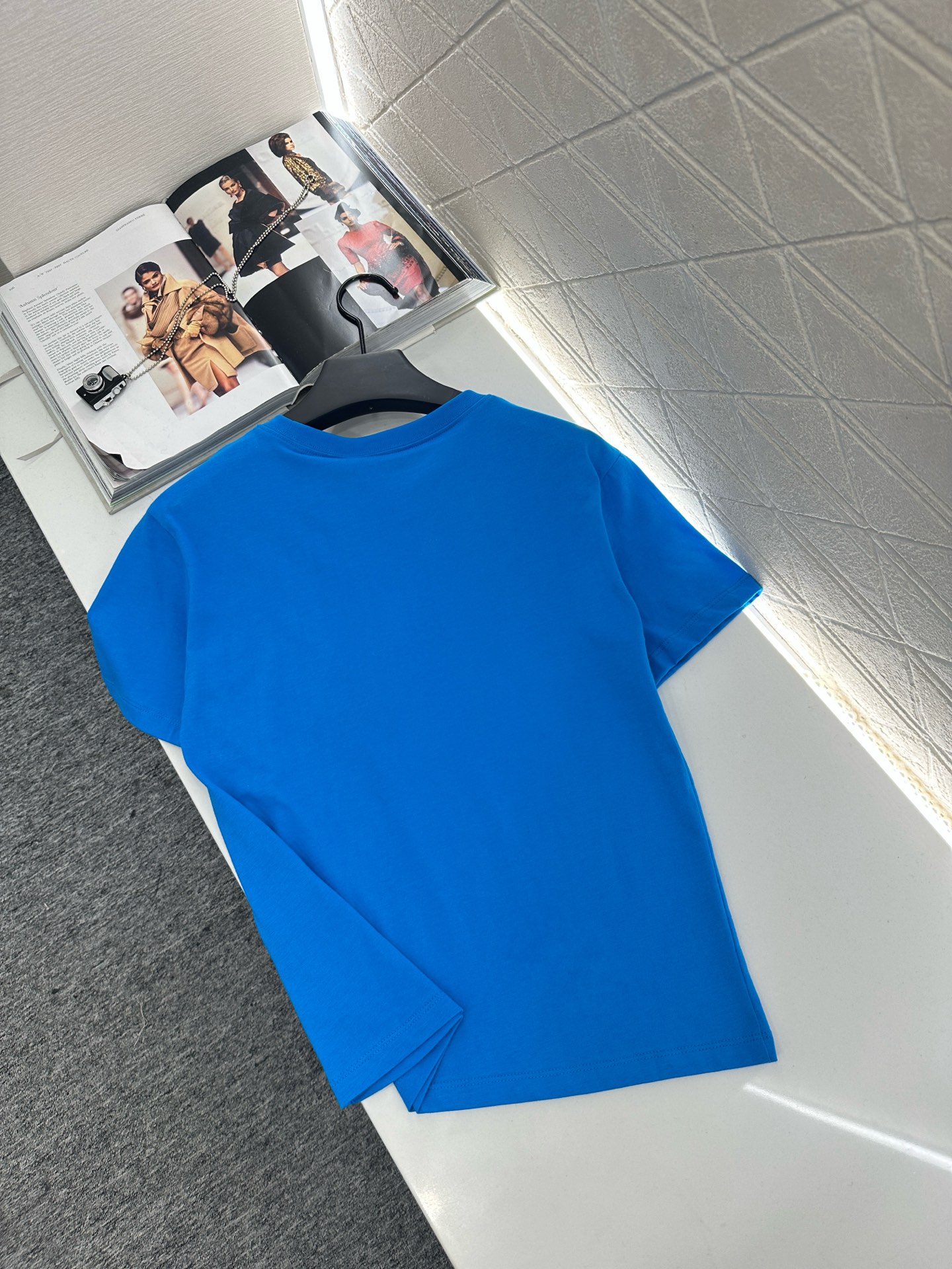 Gucc*2025 New Products: High-Quality Cotton Tee with Unique Print Circle - 图片 2