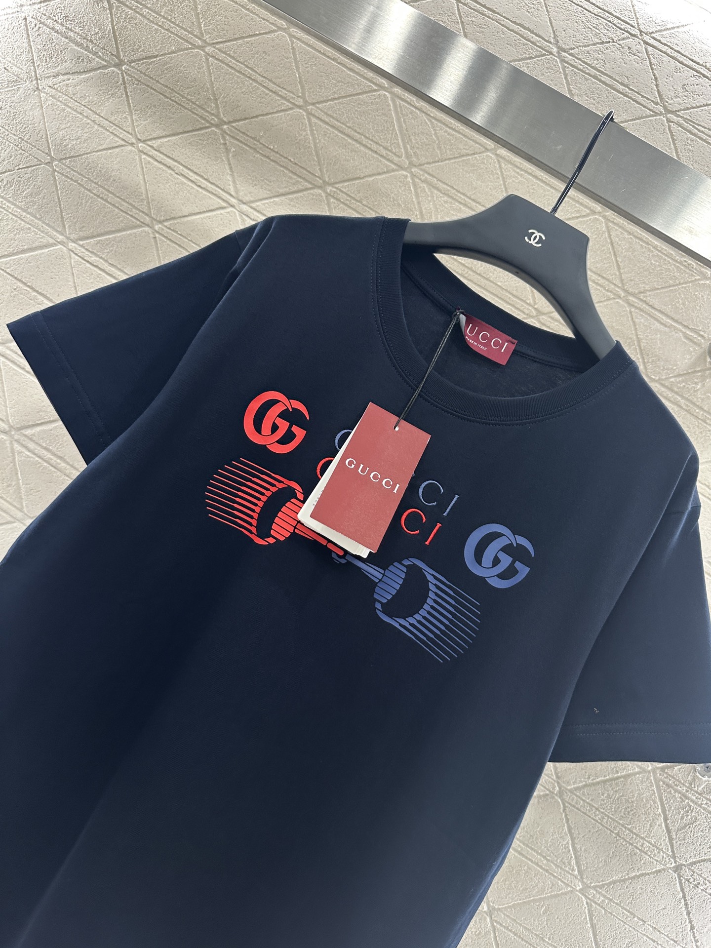 YB Cotton Tee with Brand Logo and Chain-Linking Patterns, High Quality, Stylish Design - 图片 3