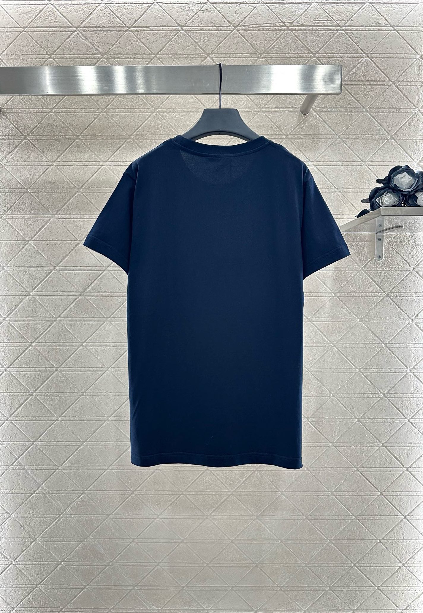 YB Cotton Tee with Brand Logo and Chain-Linking Patterns, High Quality, Stylish Design - 图片 2