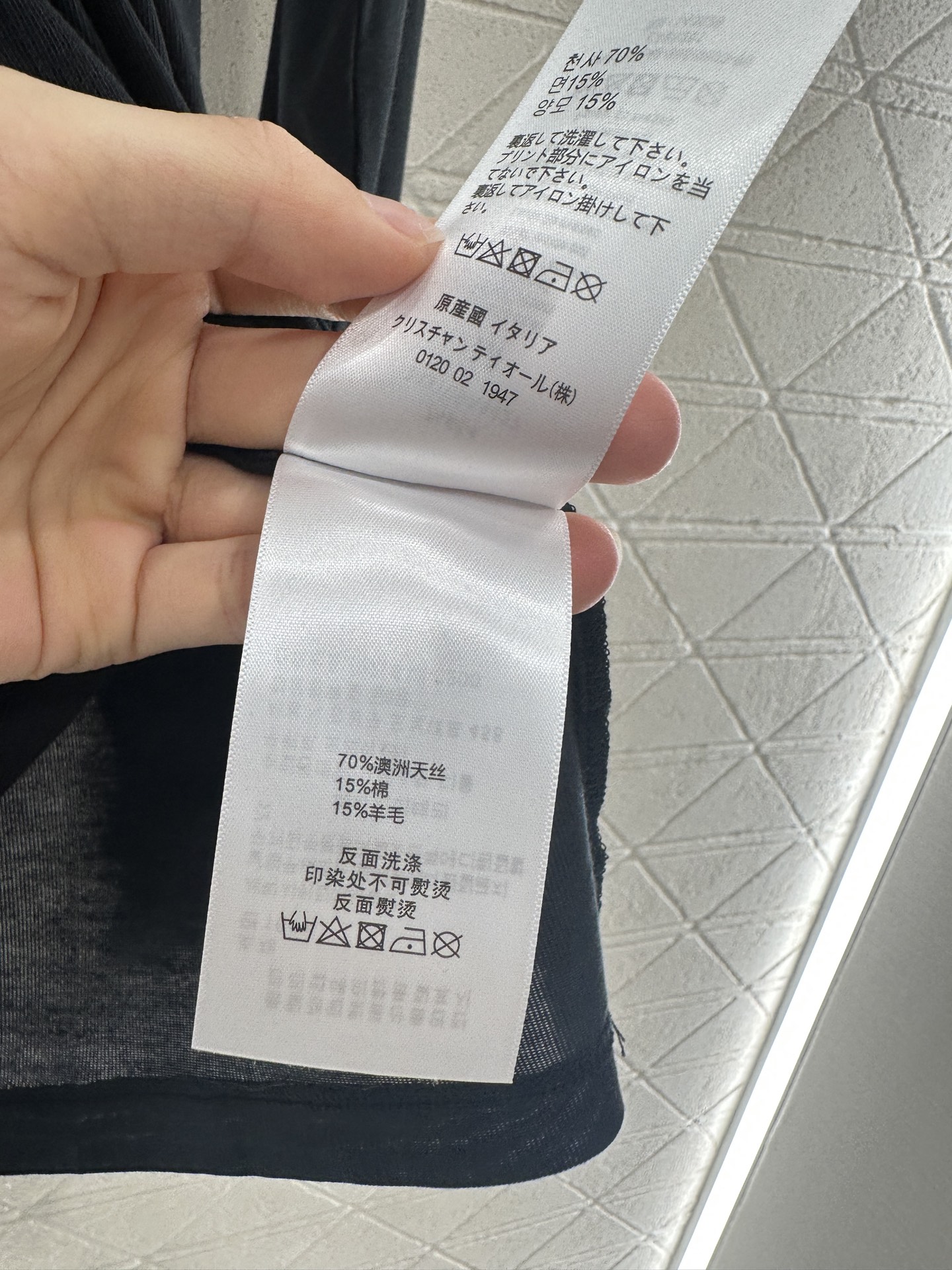 Maison Margiela’s P414 Suit: One-Size-Fits-All Female Suit with Customized Twilight Material - 图片 9