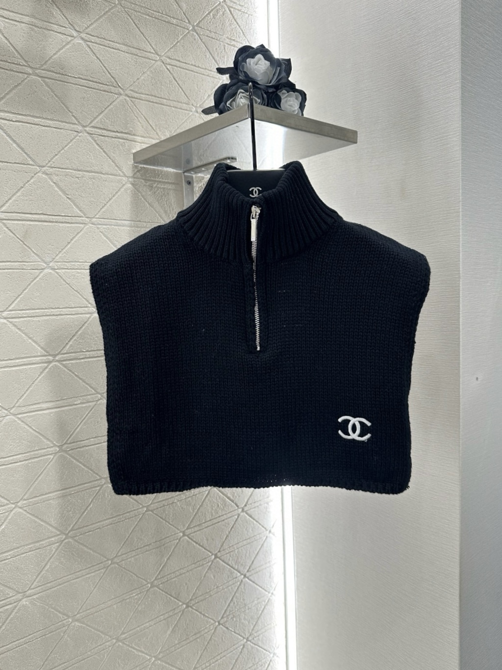 ♥Chane*♥2025新品上架
    短款廓形针织披肩假领
定制YB羊毛纱线织造 质感高级舒适 套头