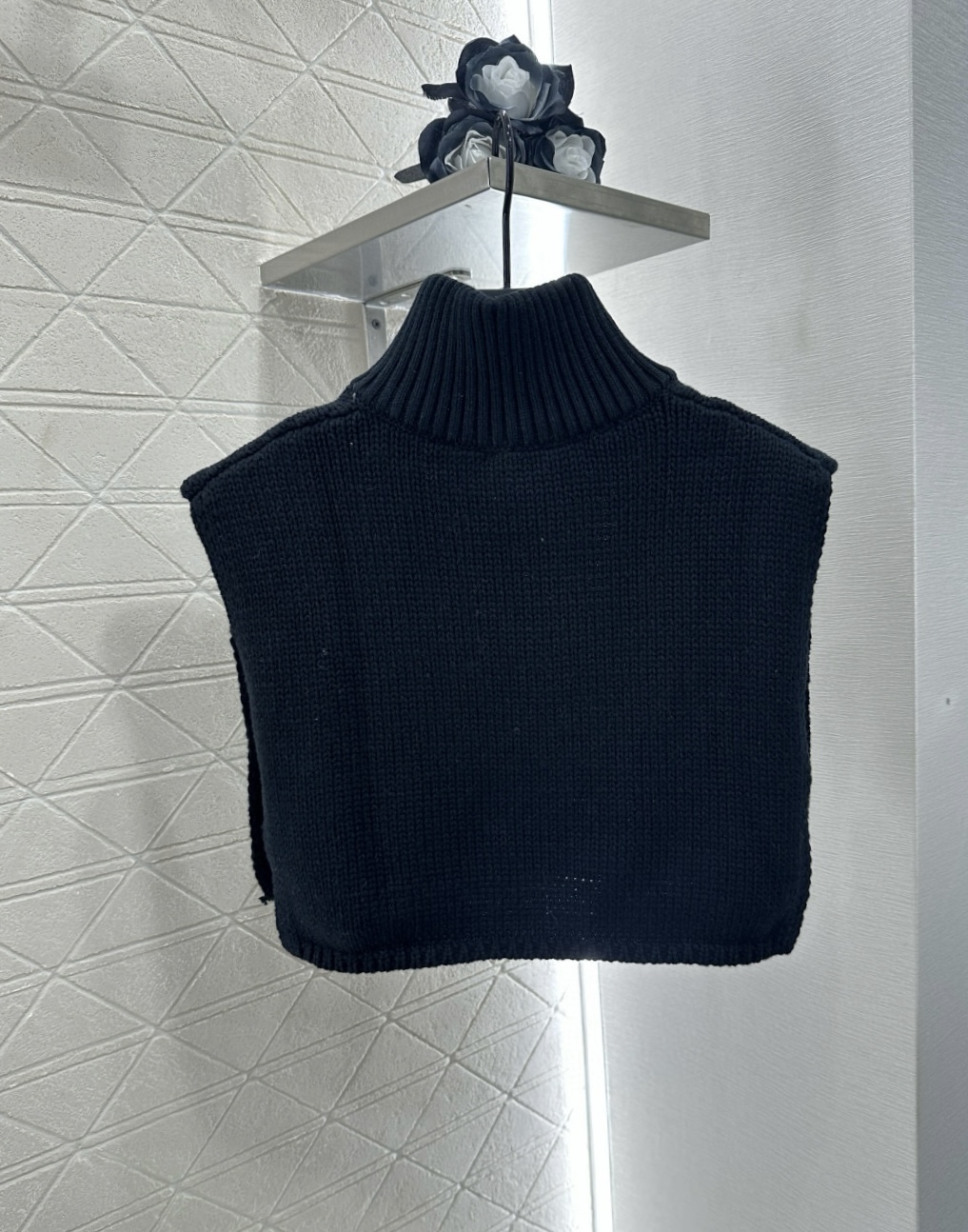 ♥Chane*♥2025新品上架
    短款廓形针织披肩假领
定制YB羊毛纱线织造 质感高级舒适 套头