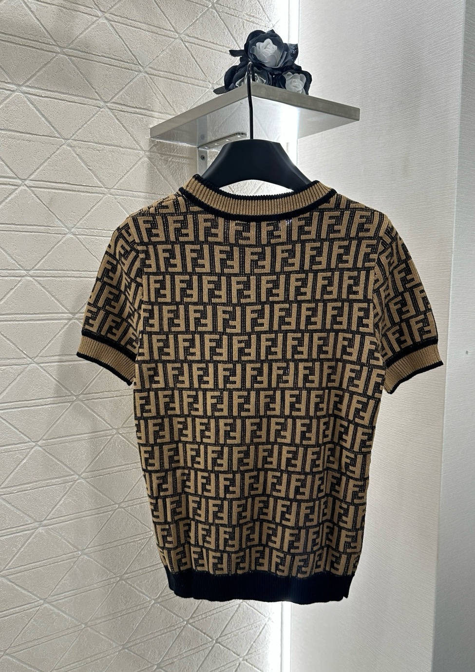 ♥Fend*♥2025新品上架
 圆领提花针织短袖半裙套装
定制YB羊毛纱线织造 质感光泽 弹力舒适 圆