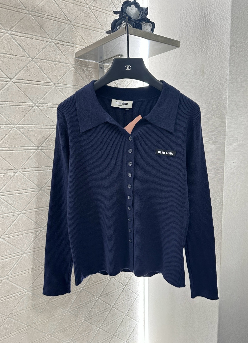 ♥Miumi*♥2025新品上架
    素色翻领百搭针织开衫
定制YB羊毛纱线织造 质感高级 舒适柔软