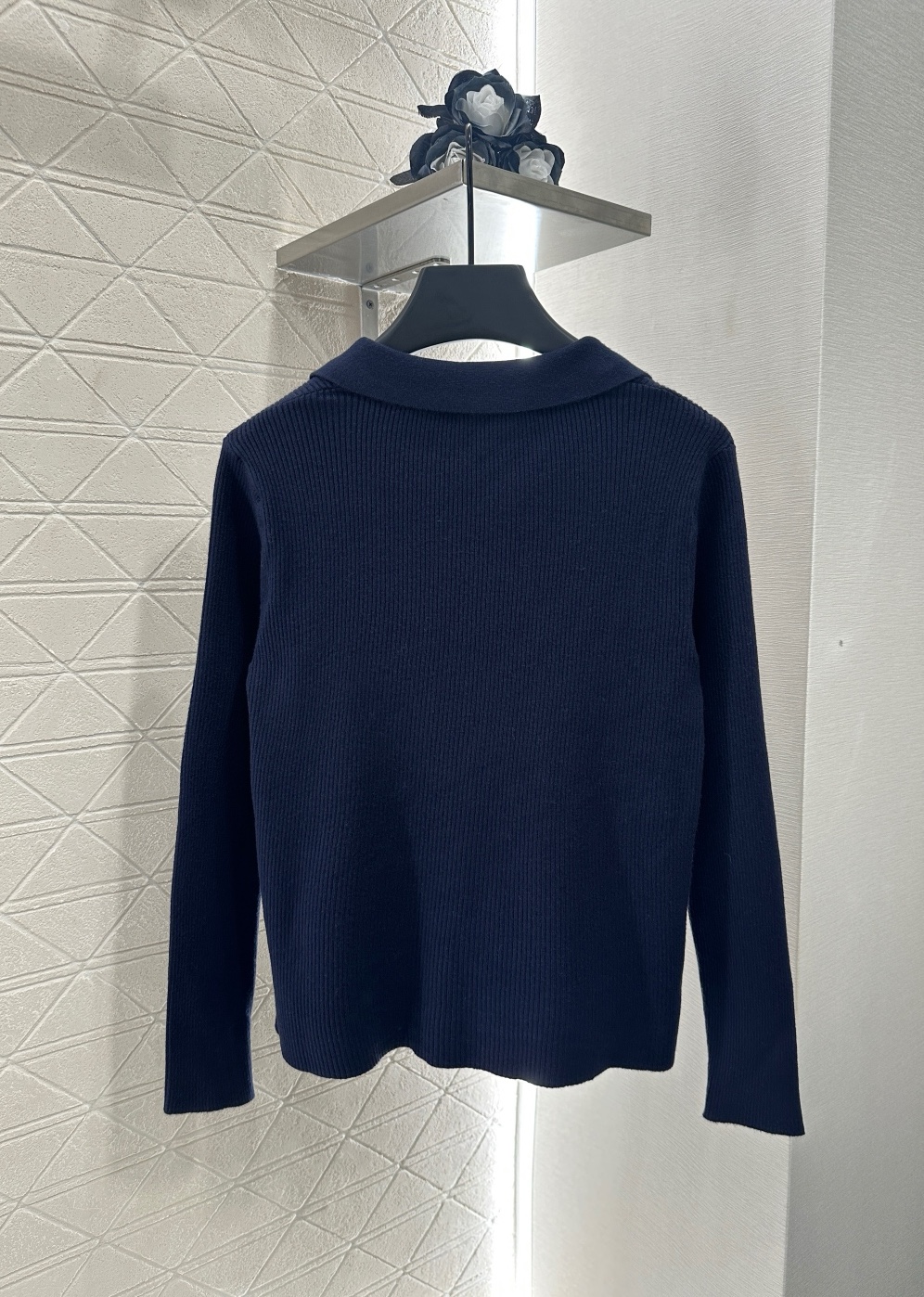 ♥Miumi*♥2025新品上架
    素色翻领百搭针织开衫
定制YB羊毛纱线织造 质感高级 舒适柔软