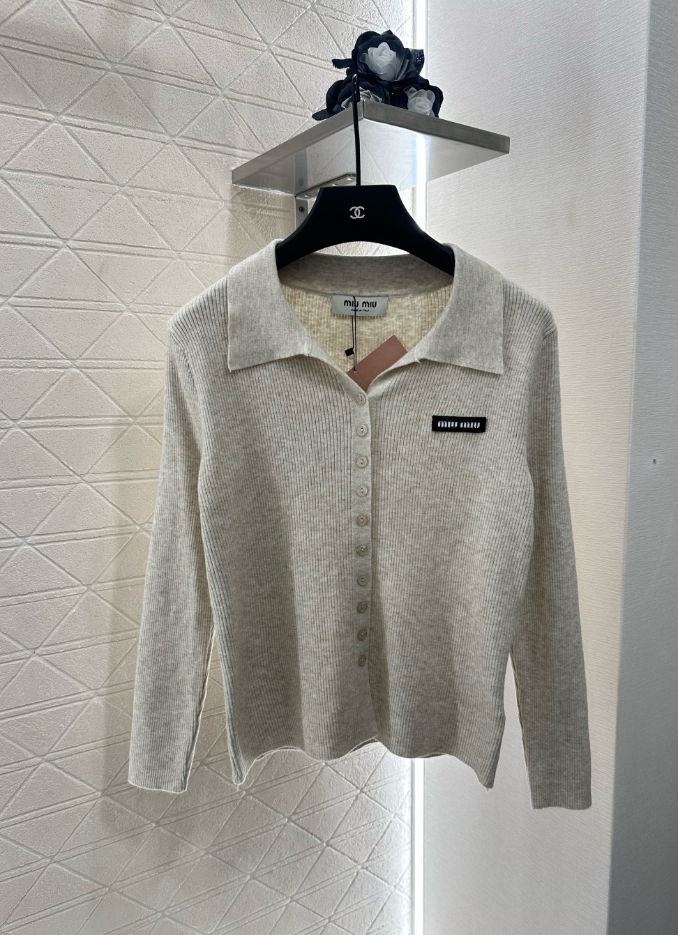 ♥Miumi*♥2025新品上架
    素色翻领百搭针织开衫
定制YB羊毛纱线织造 质感高级 舒适柔软