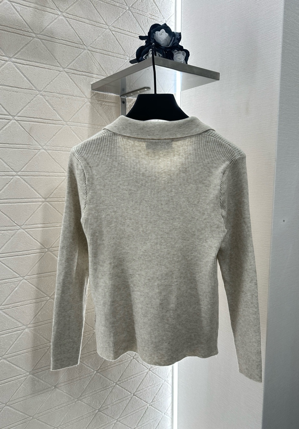 ♥Miumi*♥2025新品上架
    素色翻领百搭针织开衫
定制YB羊毛纱线织造 质感高级 舒适柔软