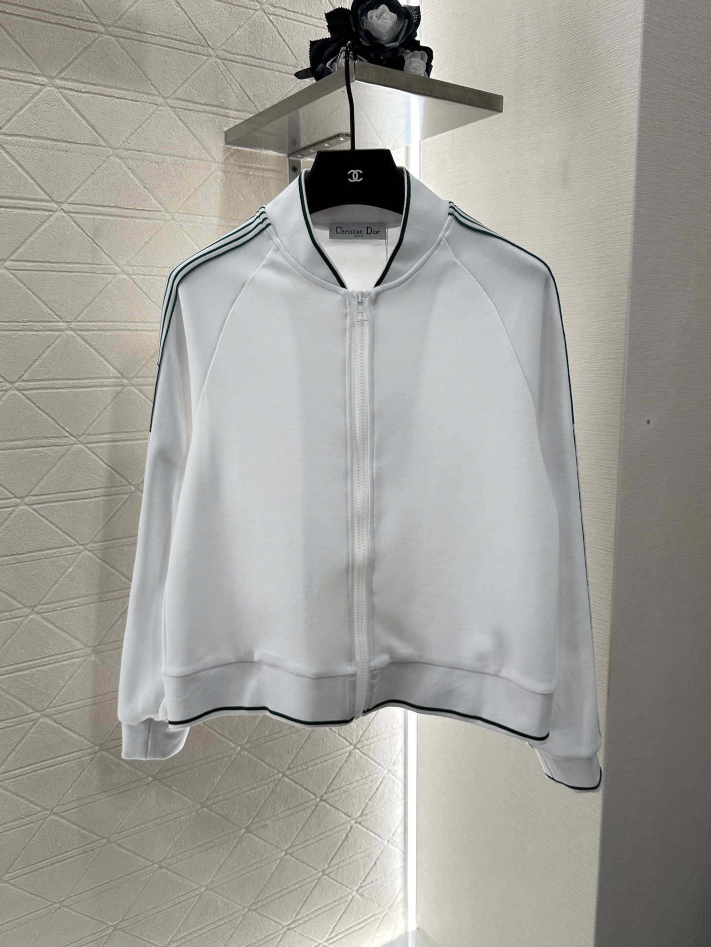 ♥Dio*♥2025新品上架
     拉链外套长裤套装
定制YB朱地全棉材质 细腻肌理 透气舒适 修身