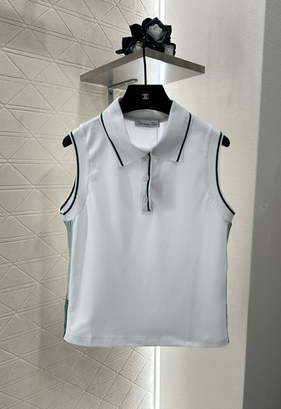 ♥Dio*♥2025新品上架
    无袖上衣裙裤套装
定制YB朱地全棉材质 细腻肌理 透气舒适 翻领无