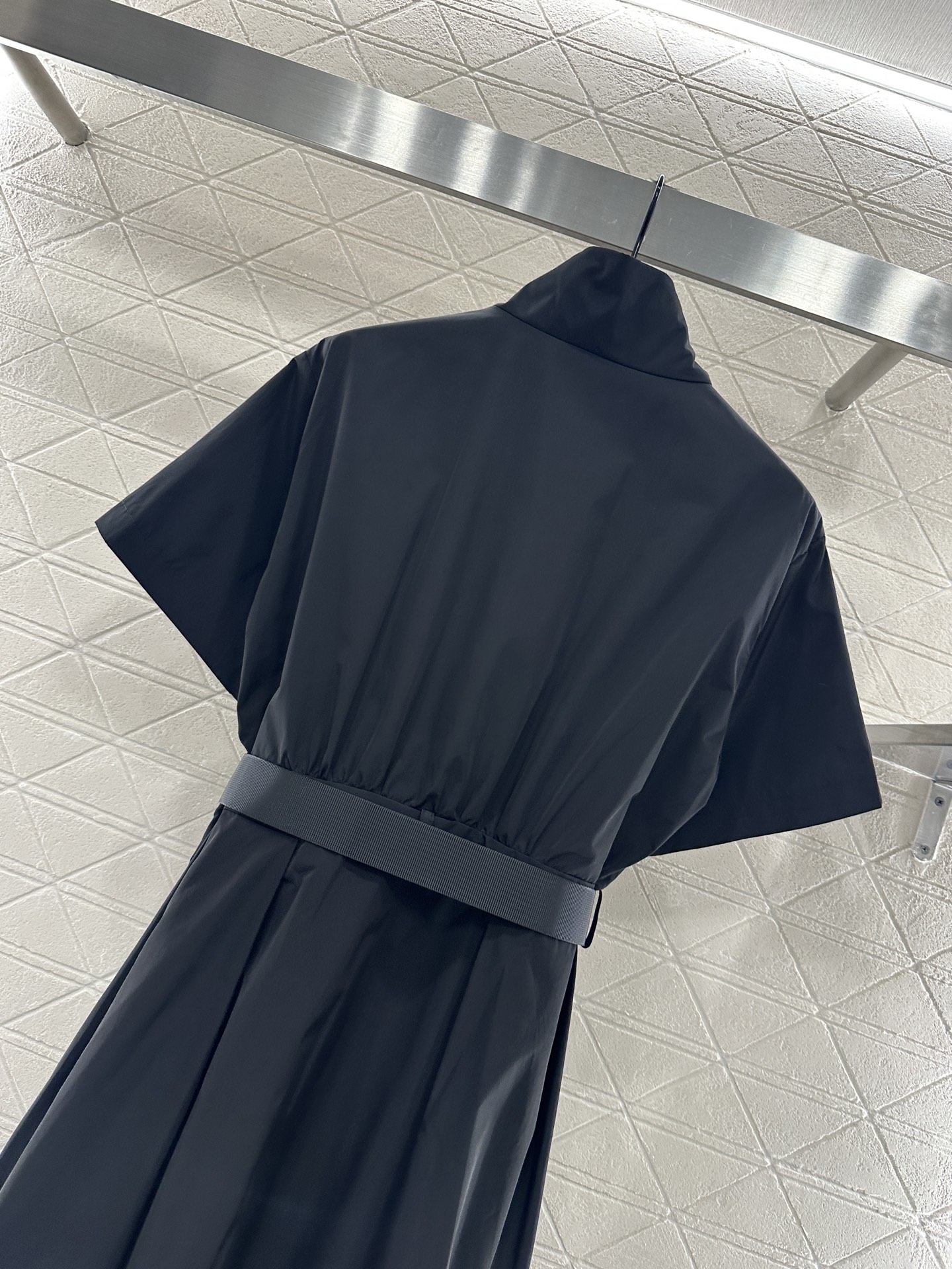 ♥Prad*♥2025新品上架
      工装腰带连衣裙
定制YB进口环保再生尼龙材质 质感光泽 垂顺