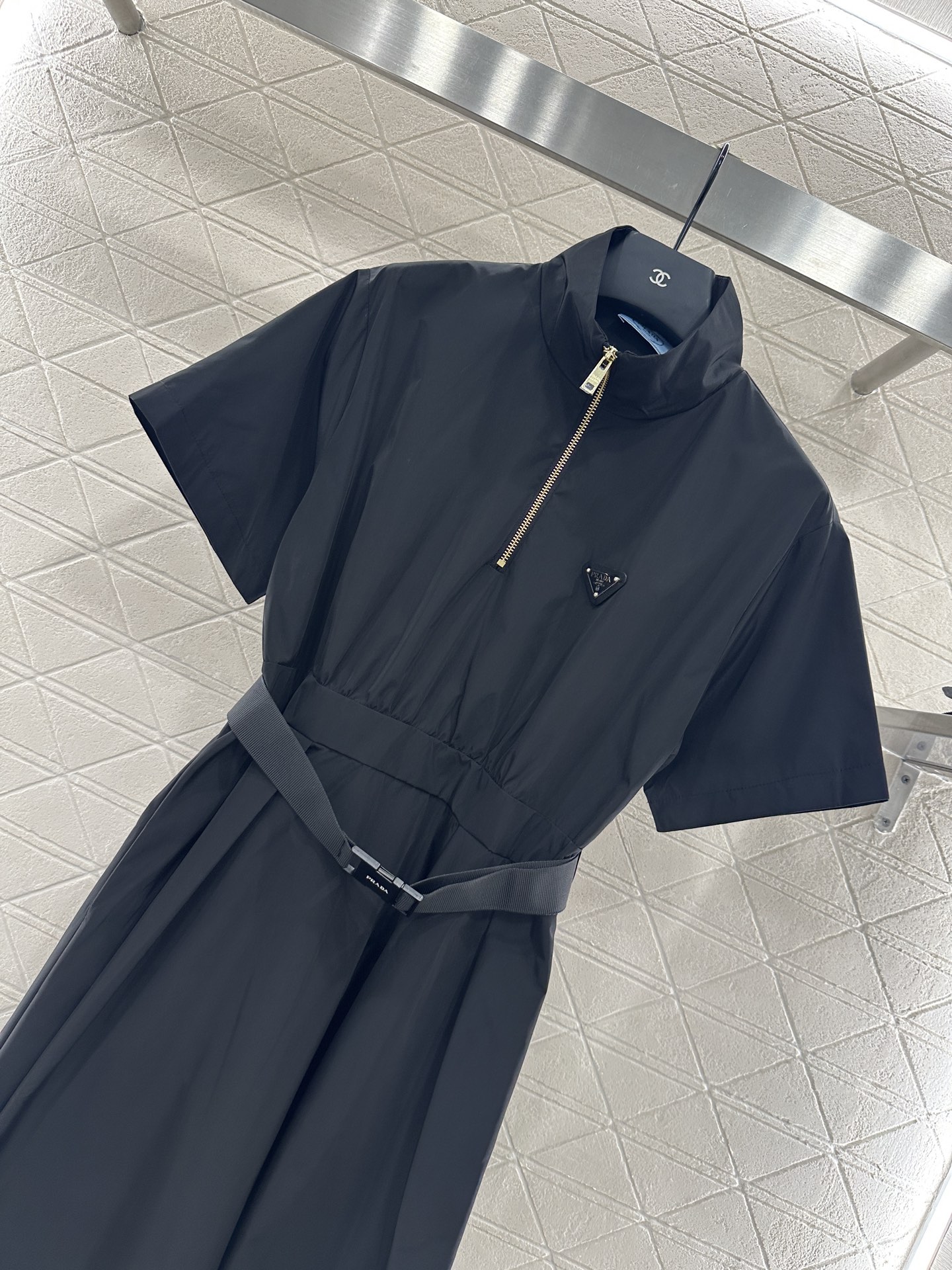 ♥Prad*♥2025新品上架
      工装腰带连衣裙
定制YB进口环保再生尼龙材质 质感光泽 垂顺