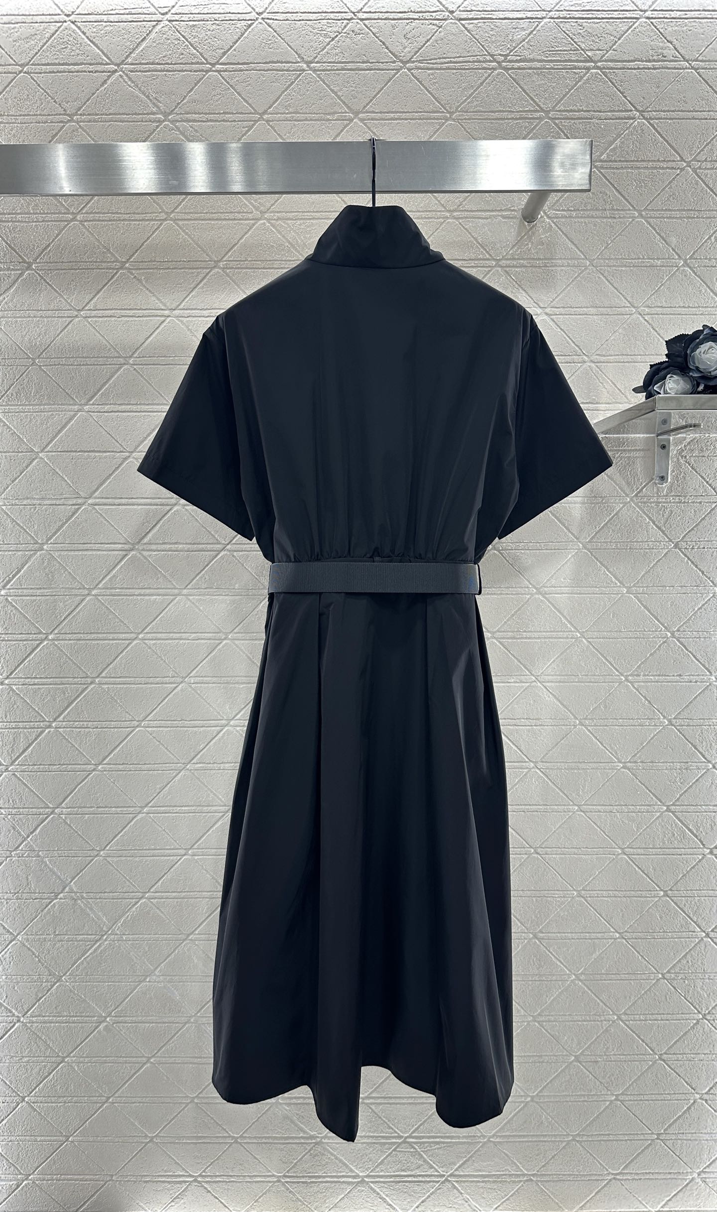 ♥Prad*♥2025新品上架
      工装腰带连衣裙
定制YB进口环保再生尼龙材质 质感光泽 垂顺