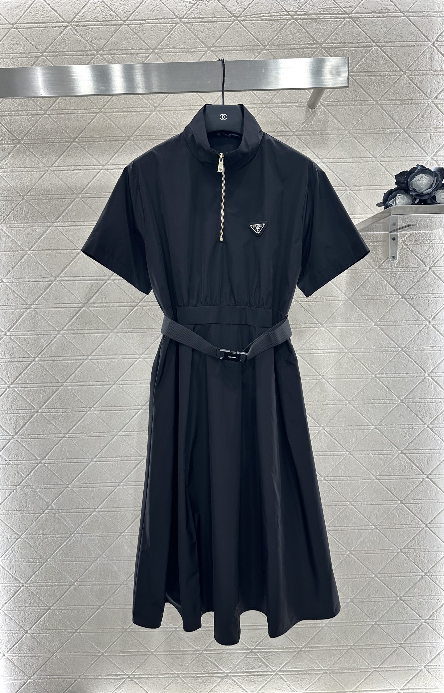 ♥Prad*♥2025新品上架
      工装腰带连衣裙
定制YB进口环保再生尼龙材质 质感光泽 垂顺