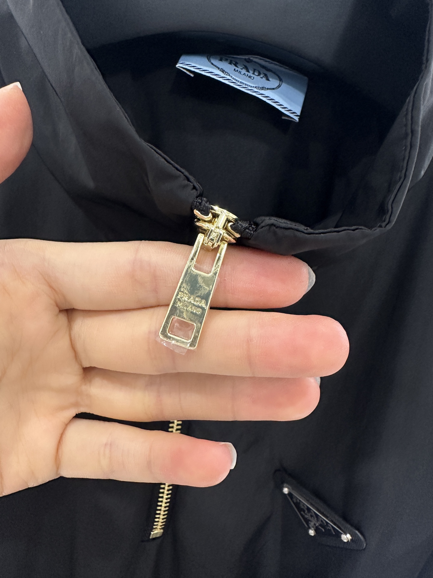 ♥Prad*♥2025新品上架
      工装腰带连衣裙
定制YB进口环保再生尼龙材质 质感光泽 垂顺