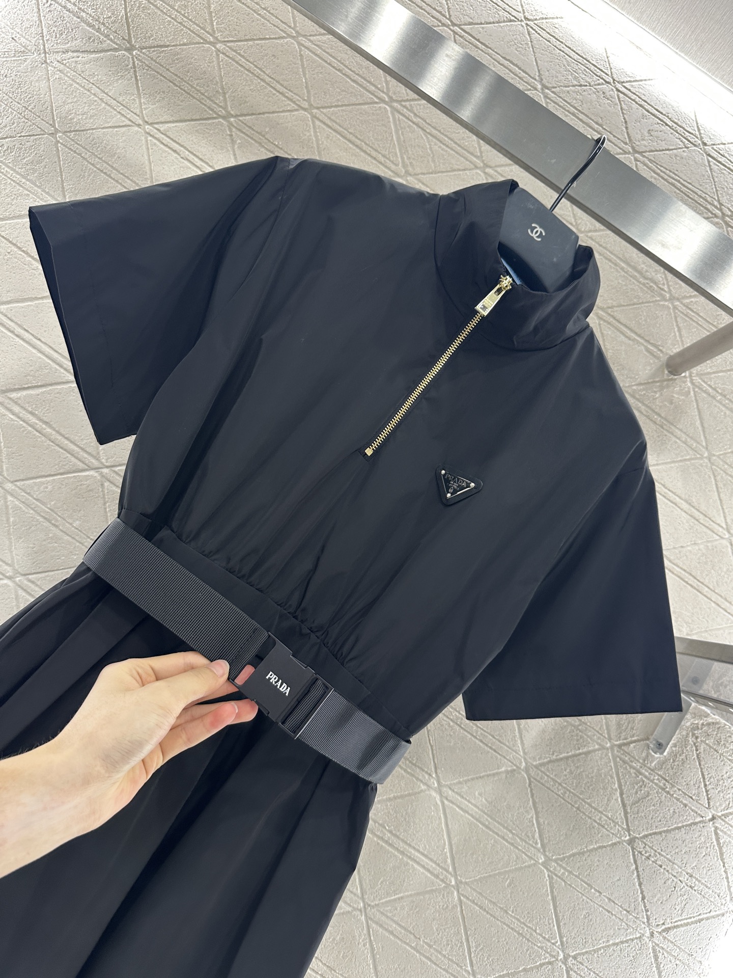 ♥Prad*♥2025新品上架
      工装腰带连衣裙
定制YB进口环保再生尼龙材质 质感光泽 垂顺