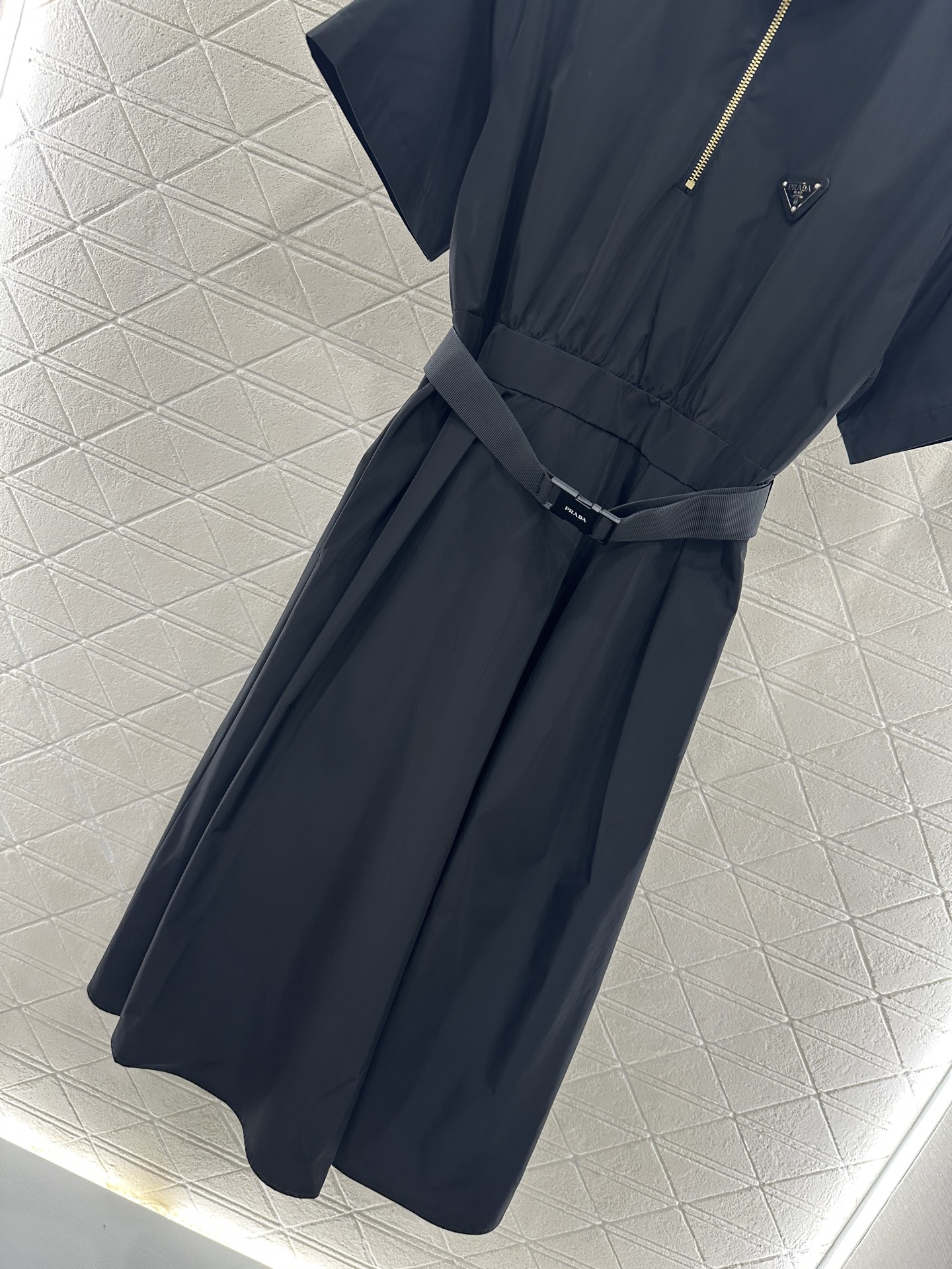 ♥Prad*♥2025新品上架
      工装腰带连衣裙
定制YB进口环保再生尼龙材质 质感光泽 垂顺