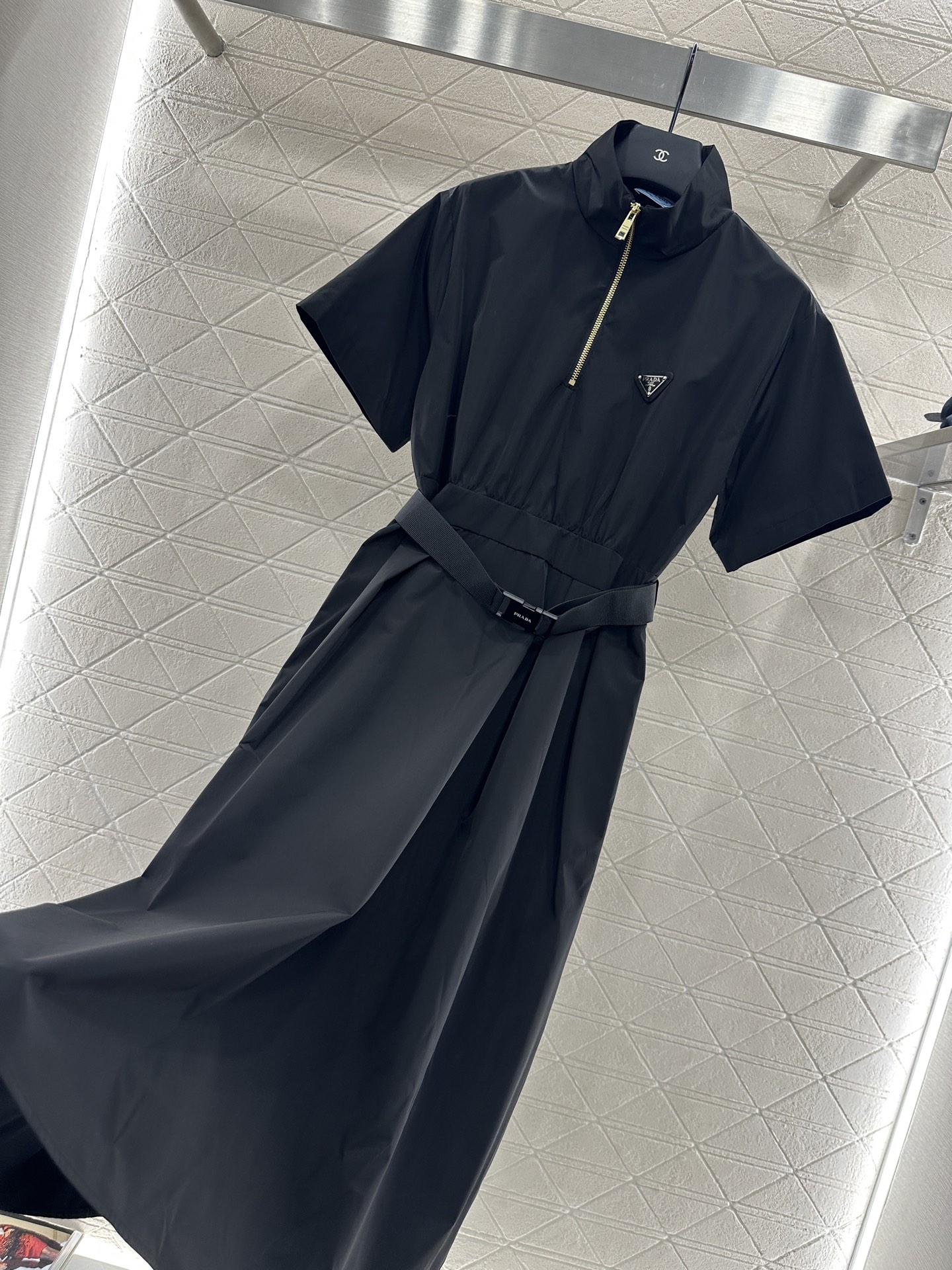 ♥Prad*♥2025新品上架
      工装腰带连衣裙
定制YB进口环保再生尼龙材质 质感光泽 垂顺