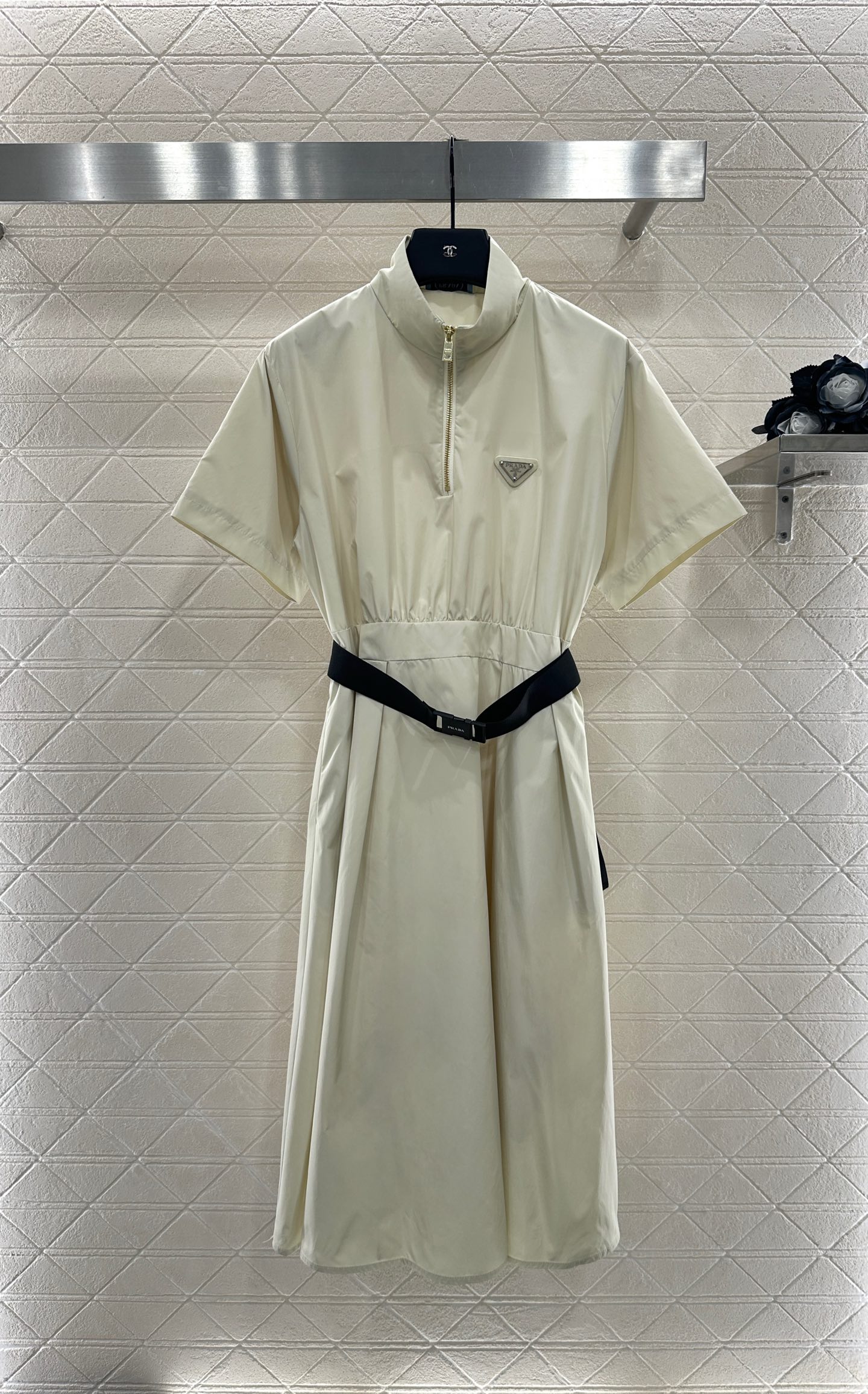 ♥Prad*♥2025新品上架
      工装腰带连衣裙
定制YB进口环保再生尼龙材质 质感光泽 垂顺