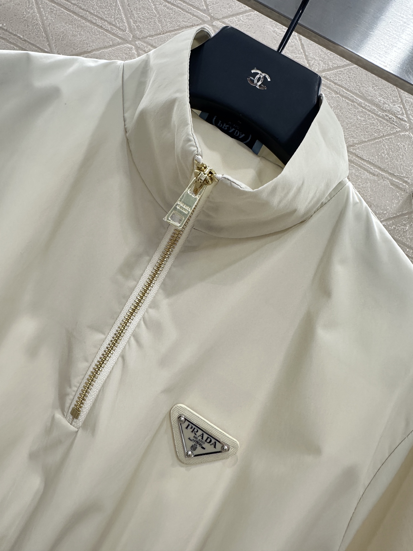 ♥Prad*♥2025新品上架
      工装腰带连衣裙
定制YB进口环保再生尼龙材质 质感光泽 垂顺