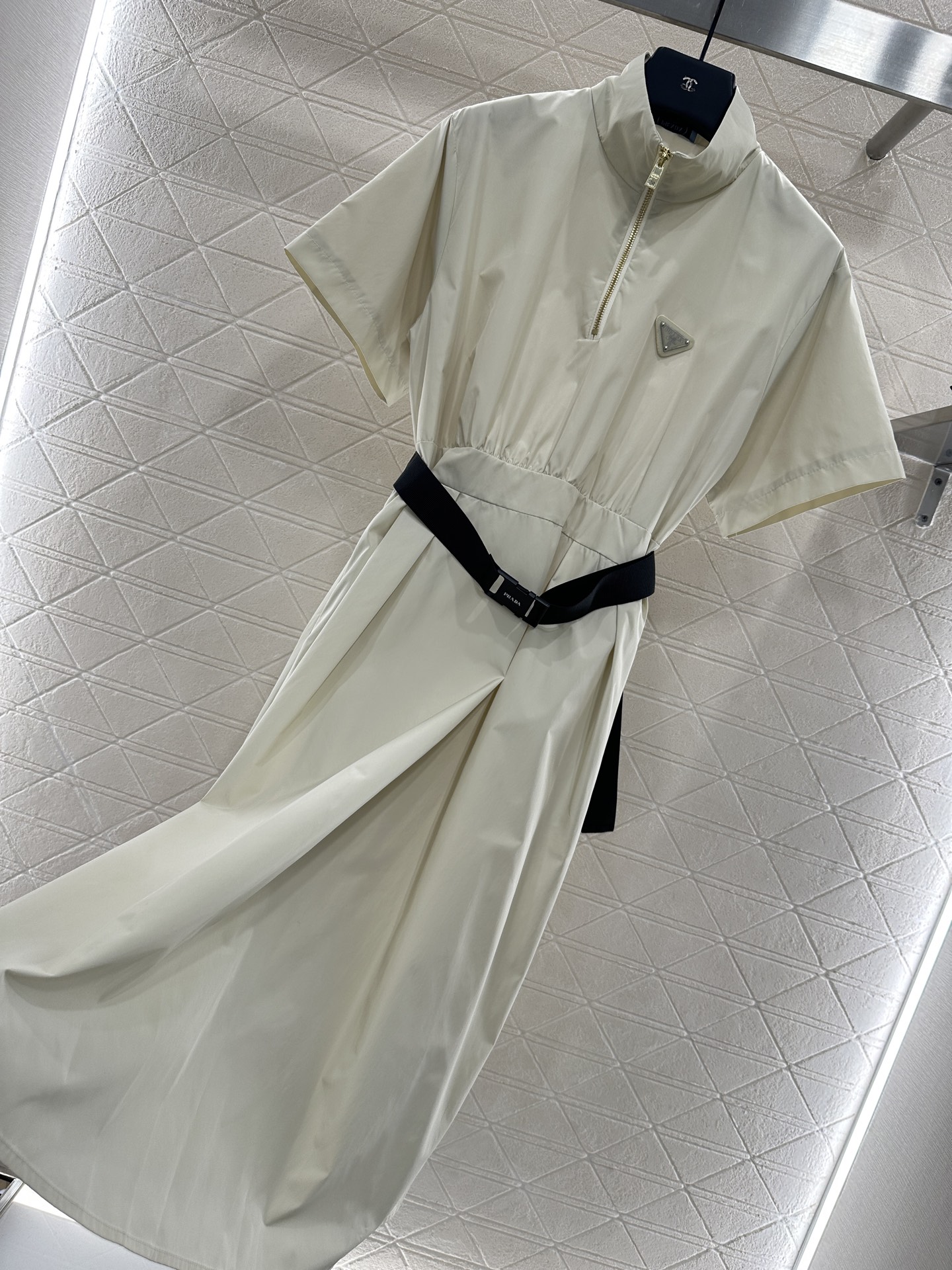 ♥Prad*♥2025新品上架
      工装腰带连衣裙
定制YB进口环保再生尼龙材质 质感光泽 垂顺