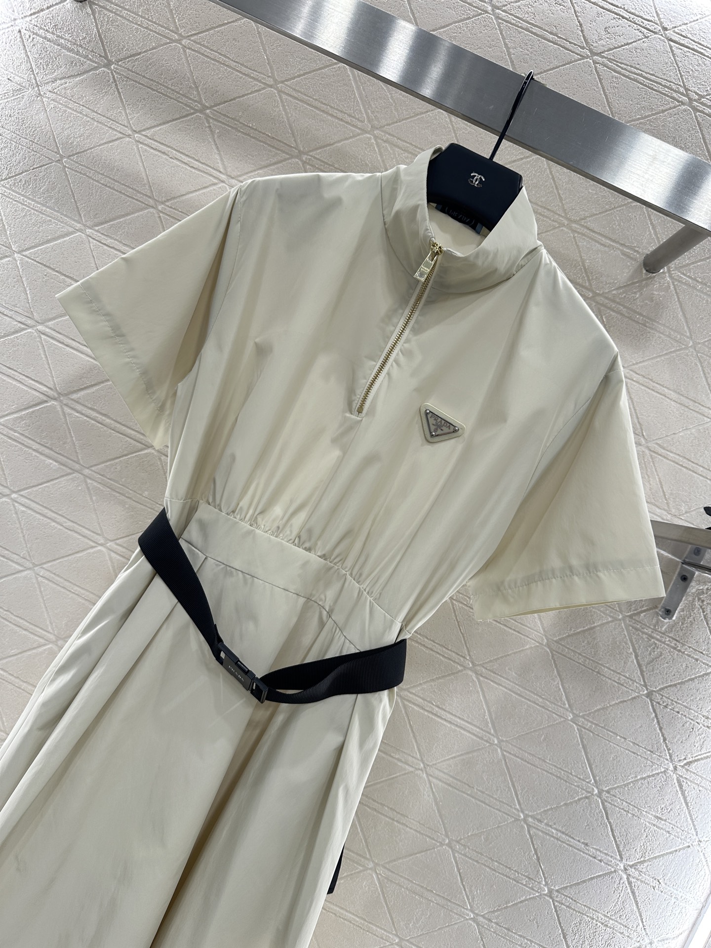 ♥Prad*♥2025新品上架
      工装腰带连衣裙
定制YB进口环保再生尼龙材质 质感光泽 垂顺