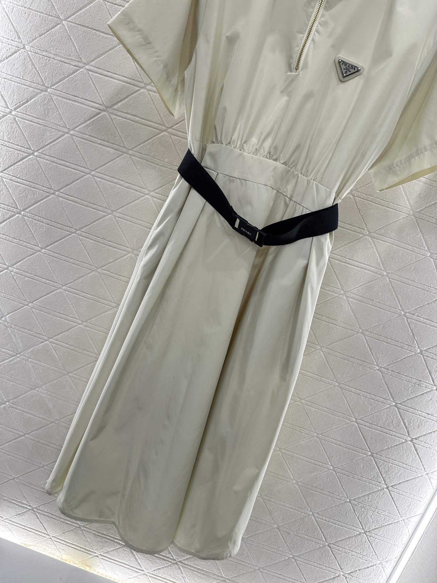 ♥Prad*♥2025新品上架
      工装腰带连衣裙
定制YB进口环保再生尼龙材质 质感光泽 垂顺