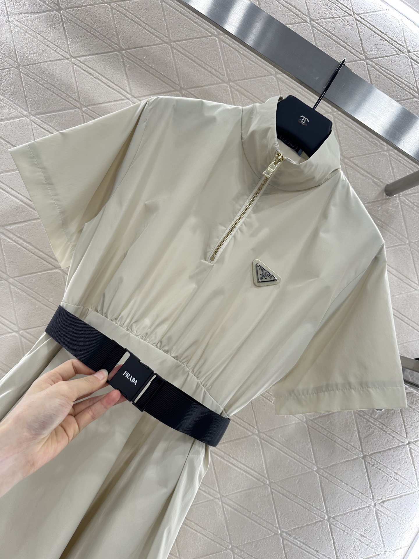 ♥Prad*♥2025新品上架
      工装腰带连衣裙
定制YB进口环保再生尼龙材质 质感光泽 垂顺