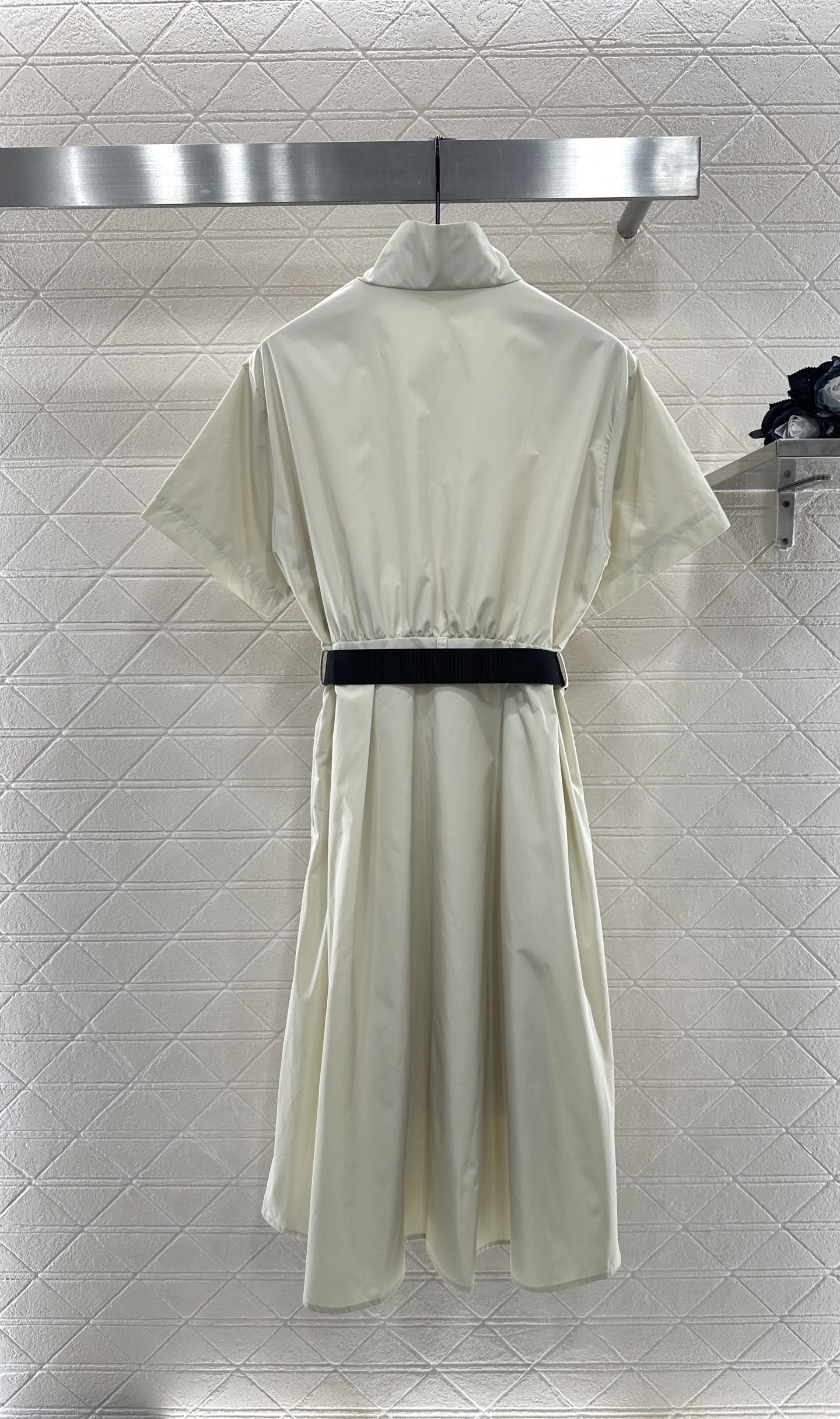 ♥Prad*♥2025新品上架
      工装腰带连衣裙
定制YB进口环保再生尼龙材质 质感光泽 垂顺