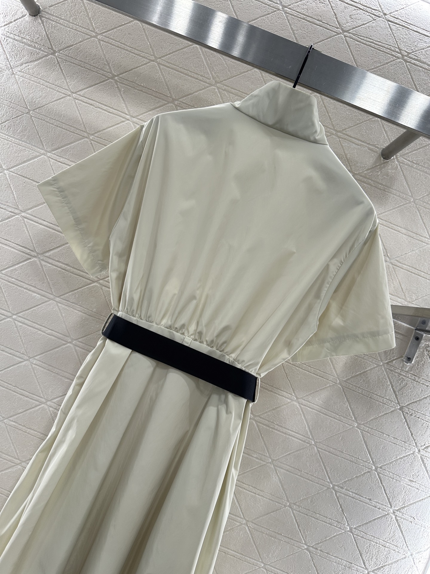 ♥Prad*♥2025新品上架
      工装腰带连衣裙
定制YB进口环保再生尼龙材质 质感光泽 垂顺