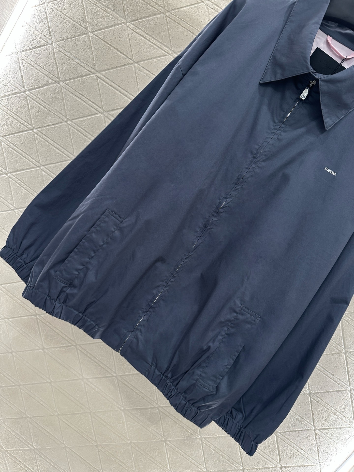 ♥Prad*♥2025新品上架
    宽松廓形夹克外套
定制YB斜纹全棉材质 质感细腻 垂感十足 穿搭