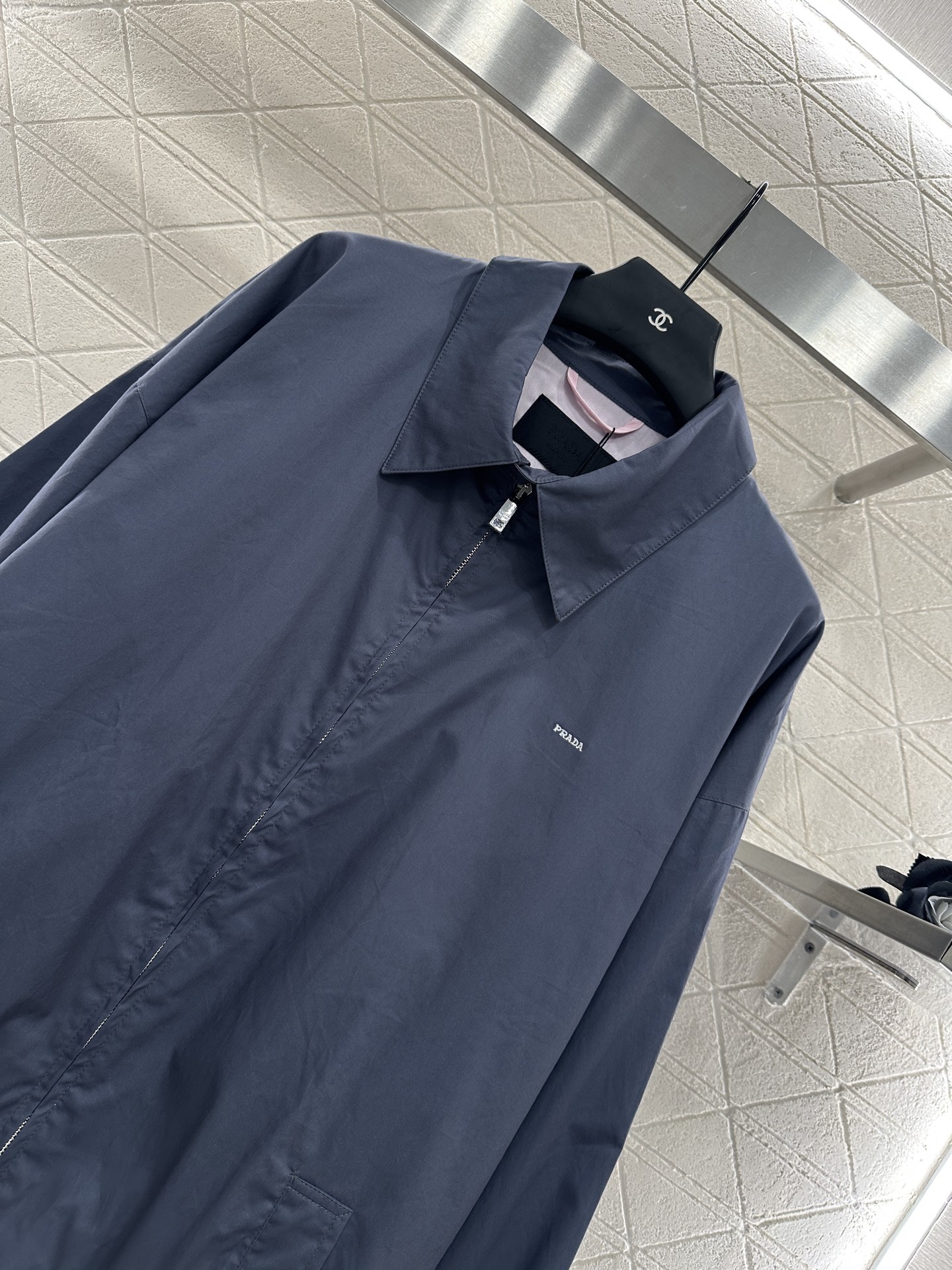 ♥Prad*♥2025新品上架
    宽松廓形夹克外套
定制YB斜纹全棉材质 质感细腻 垂感十足 穿搭