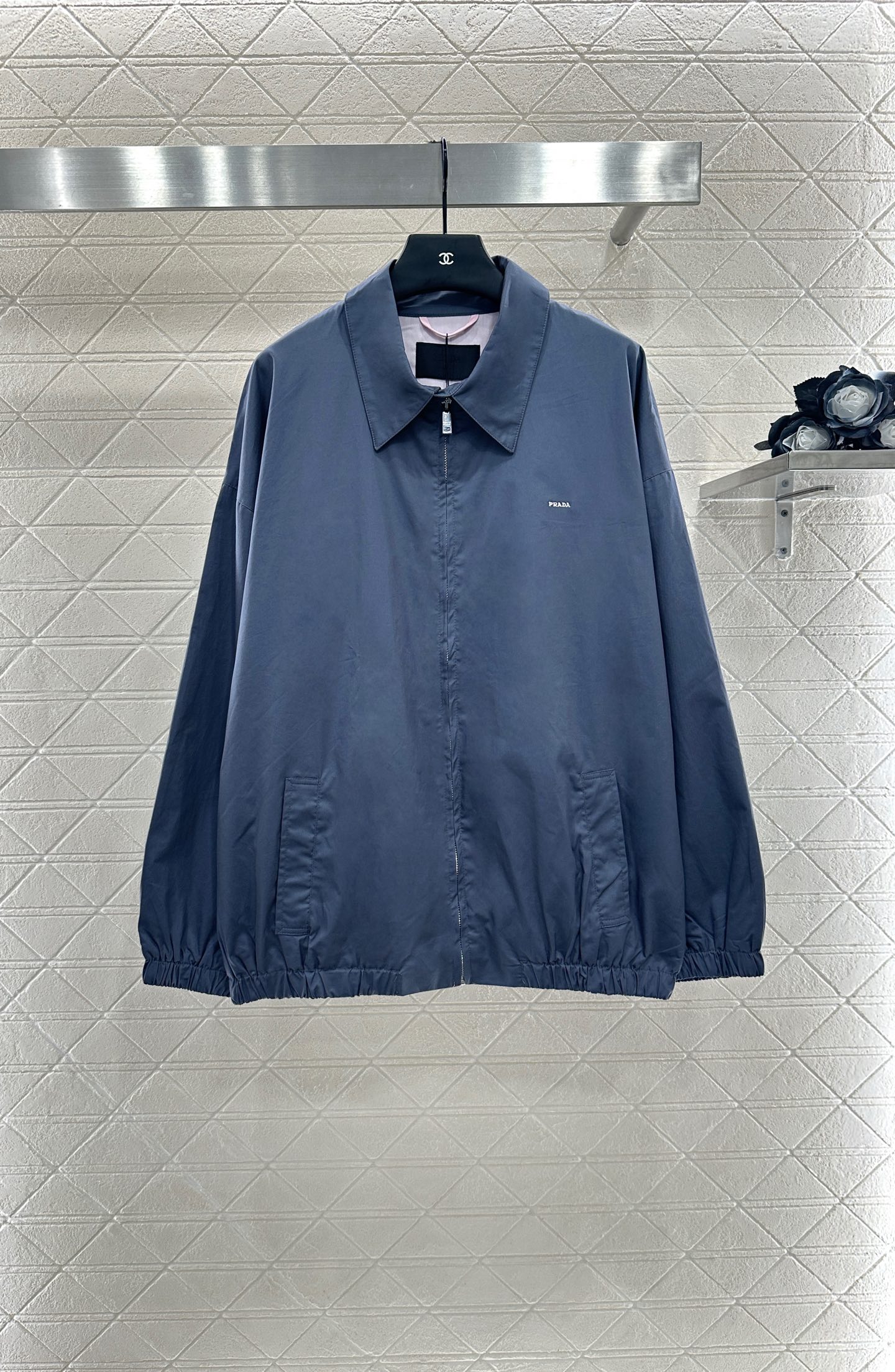 ♥Prad*♥2025新品上架
    宽松廓形夹克外套
定制YB斜纹全棉材质 质感细腻 垂感十足 穿搭