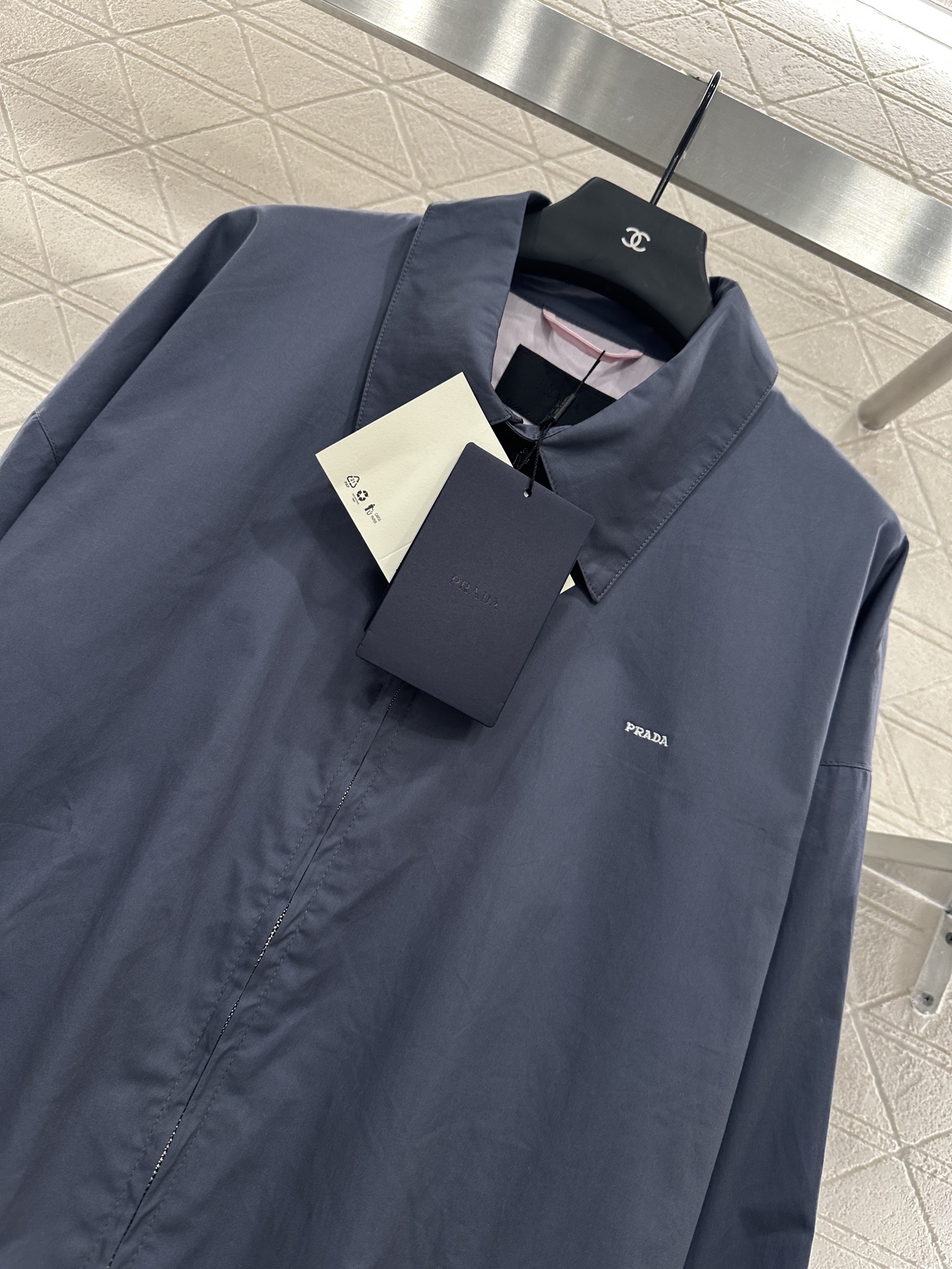 ♥Prad*♥2025新品上架
    宽松廓形夹克外套
定制YB斜纹全棉材质 质感细腻 垂感十足 穿搭