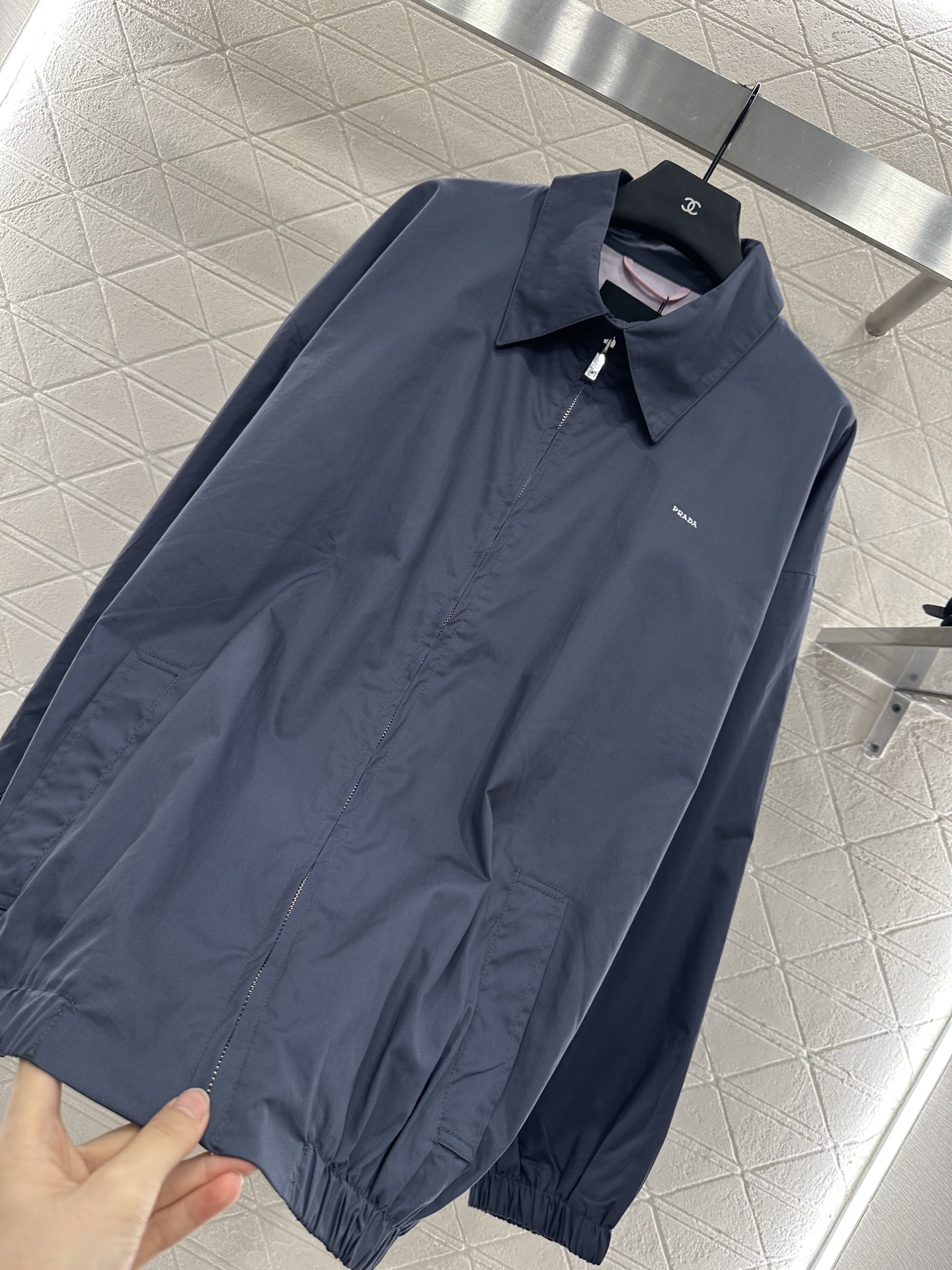 ♥Prad*♥2025新品上架
    宽松廓形夹克外套
定制YB斜纹全棉材质 质感细腻 垂感十足 穿搭