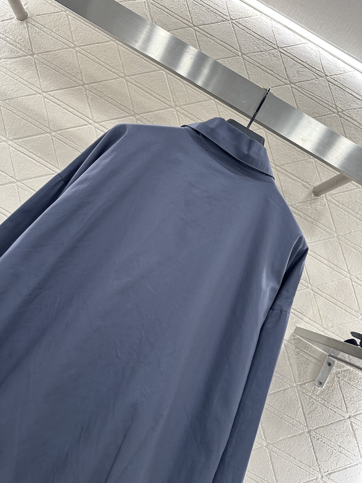 ♥Prad*♥2025新品上架
    宽松廓形夹克外套
定制YB斜纹全棉材质 质感细腻 垂感十足 穿搭