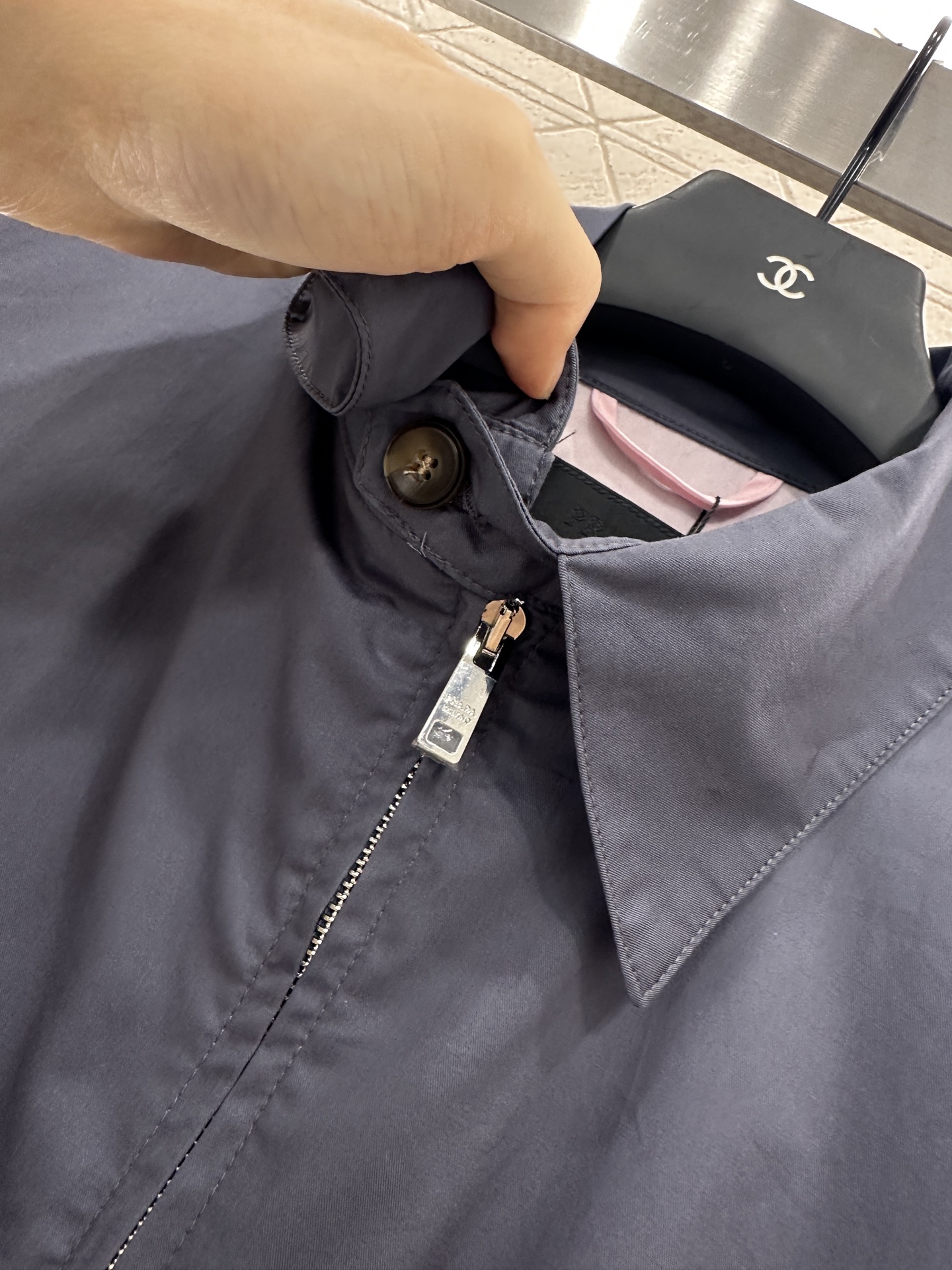 ♥Prad*♥2025新品上架
    宽松廓形夹克外套
定制YB斜纹全棉材质 质感细腻 垂感十足 穿搭