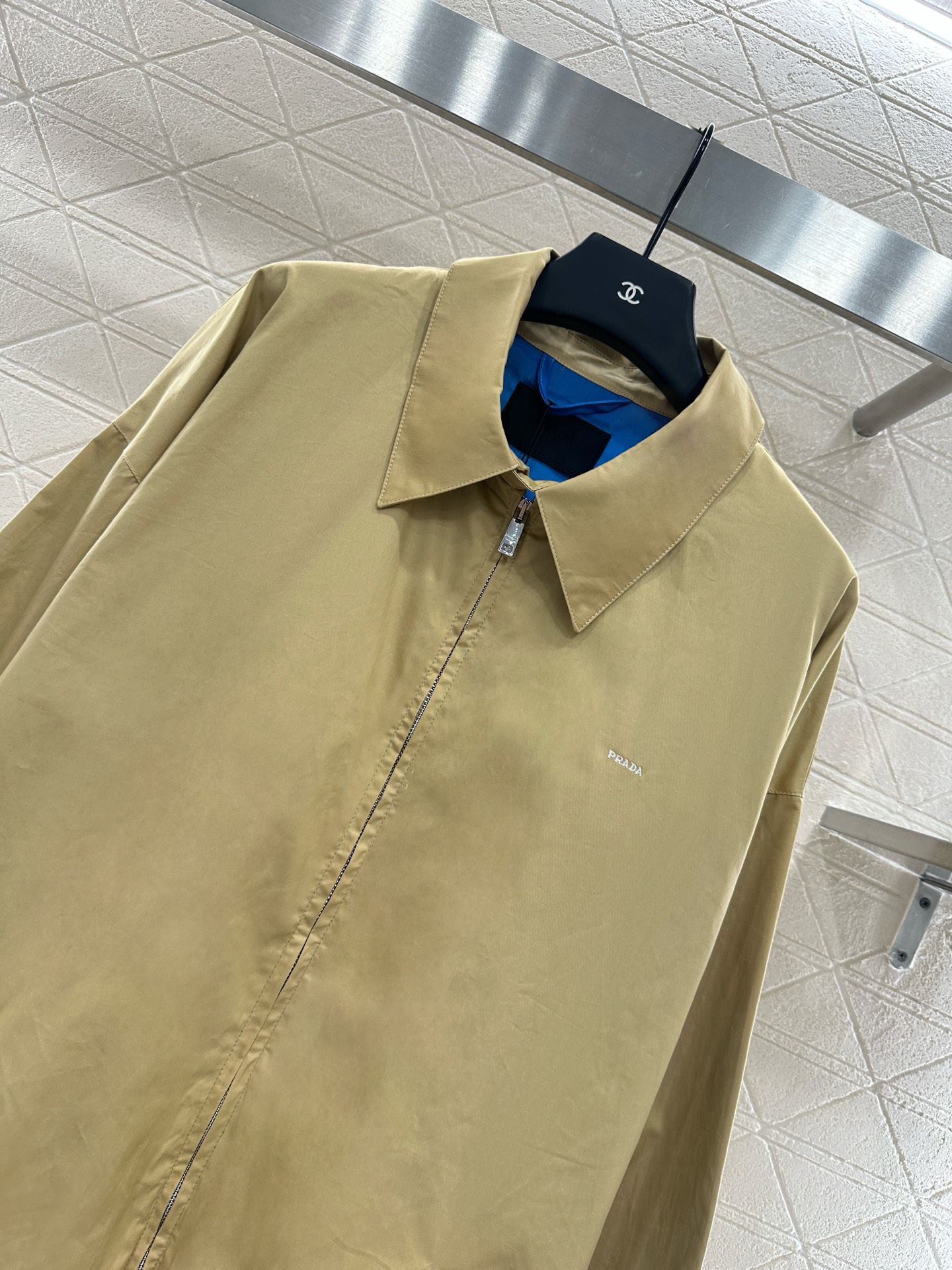 ♥Prad*♥2025新品上架
    宽松廓形夹克外套
定制YB斜纹全棉材质 质感细腻 垂感十足 穿搭