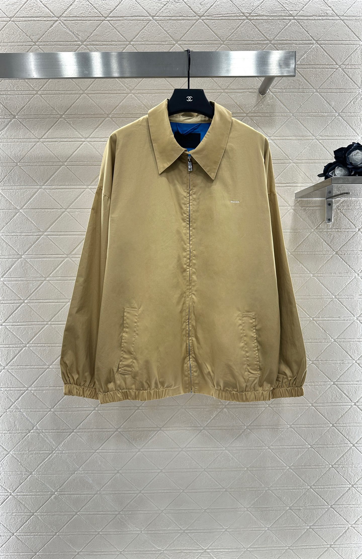 ♥Prad*♥2025新品上架
    宽松廓形夹克外套
定制YB斜纹全棉材质 质感细腻 垂感十足 穿搭