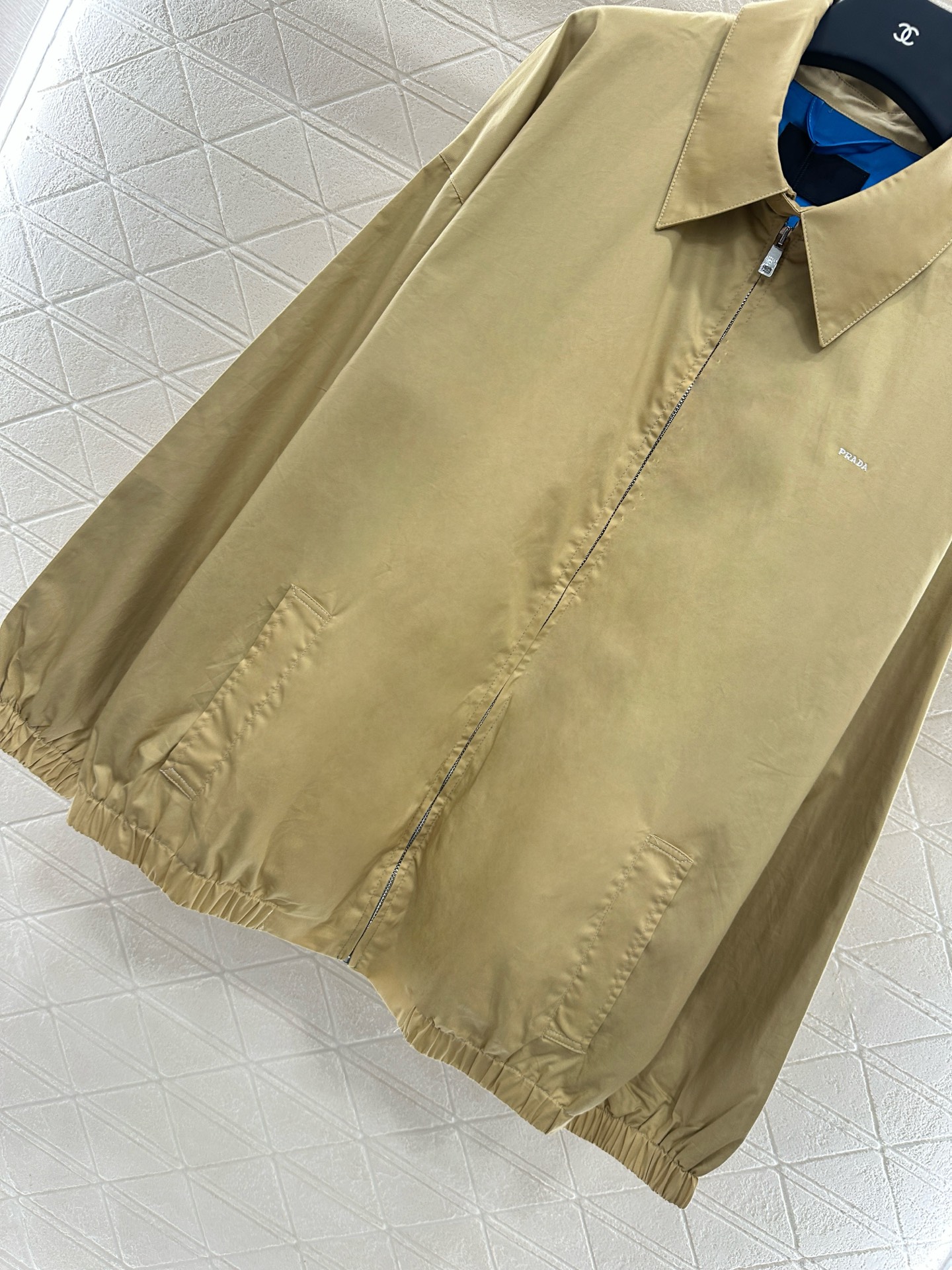 ♥Prad*♥2025新品上架
    宽松廓形夹克外套
定制YB斜纹全棉材质 质感细腻 垂感十足 穿搭