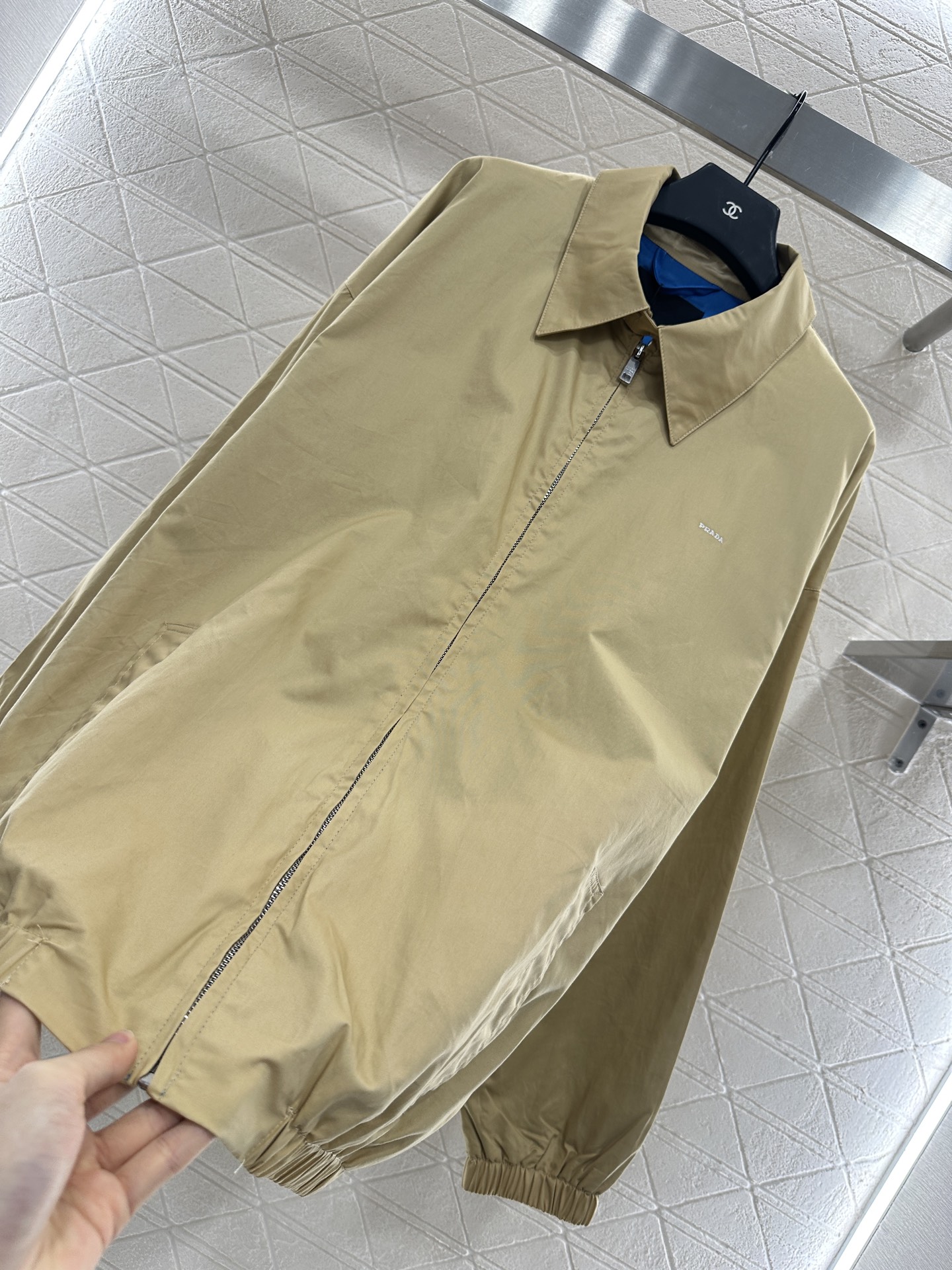 ♥Prad*♥2025新品上架
    宽松廓形夹克外套
定制YB斜纹全棉材质 质感细腻 垂感十足 穿搭