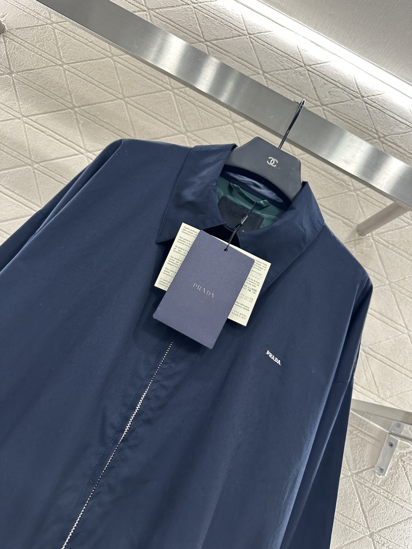 ♥Prad*♥2025新品上架
    宽松廓形夹克外套
定制YB斜纹全棉材质 质感细腻 垂感十足 穿搭