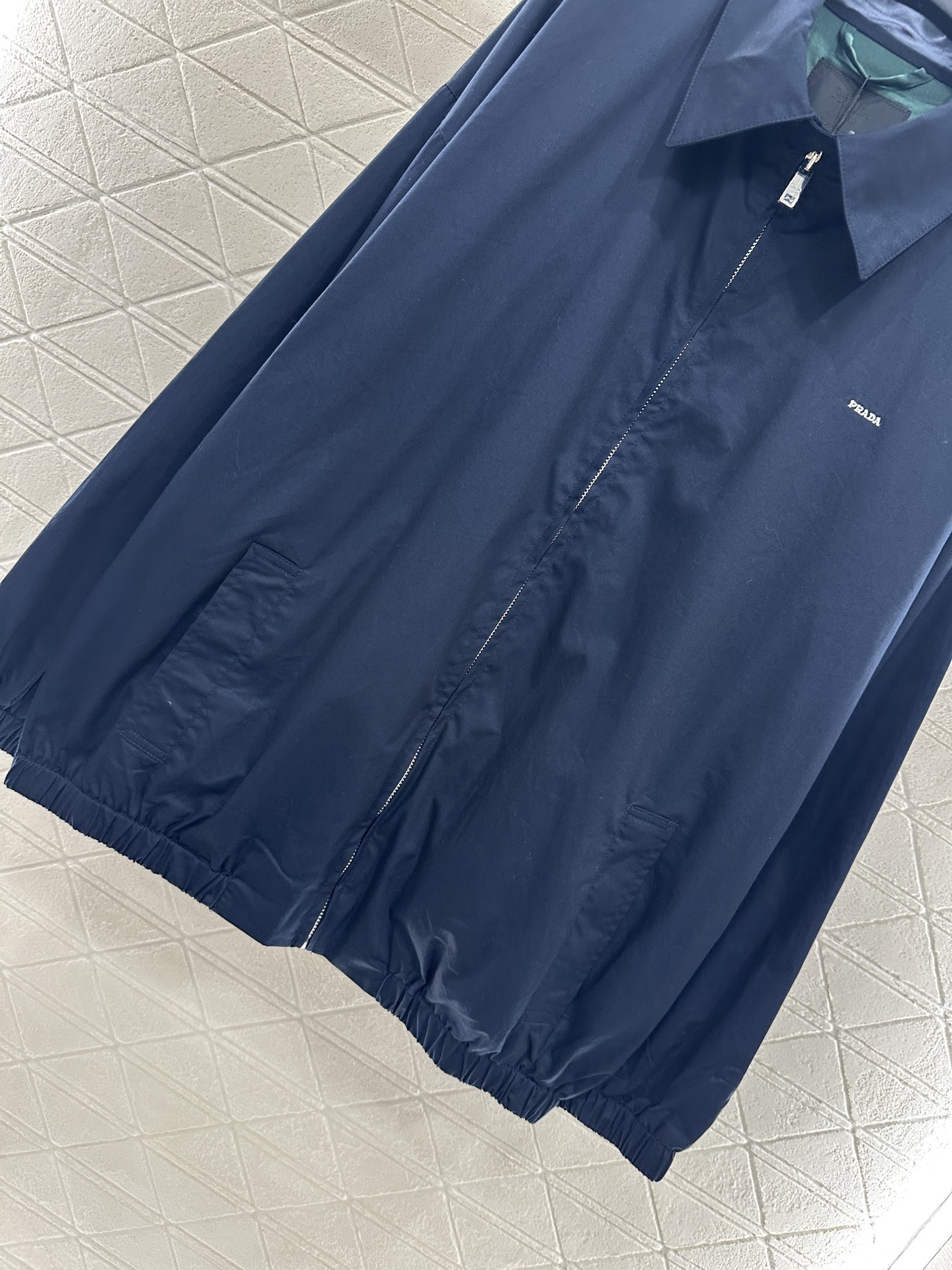 ♥Prad*♥2025新品上架
    宽松廓形夹克外套
定制YB斜纹全棉材质 质感细腻 垂感十足 穿搭