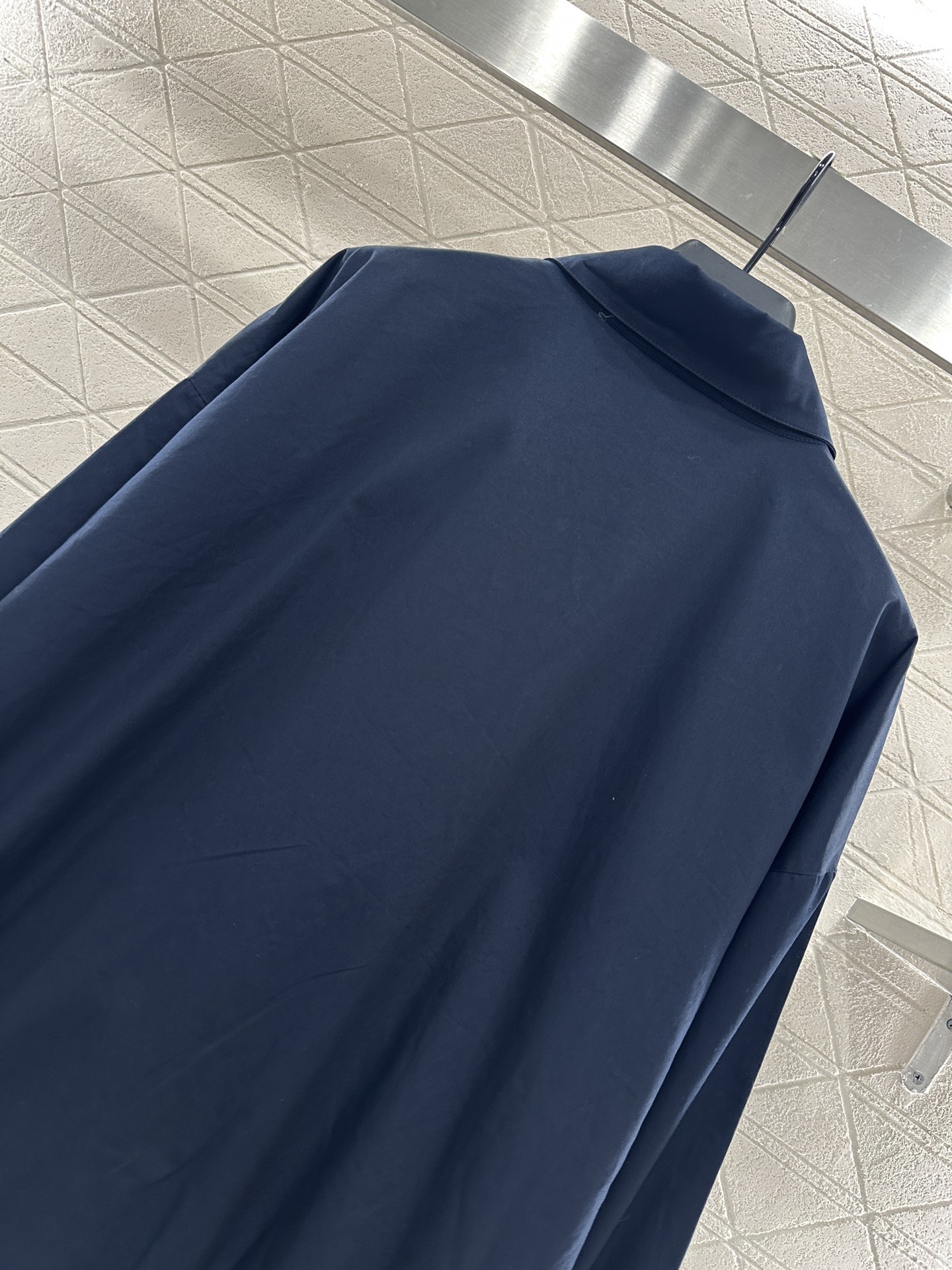 ♥Prad*♥2025新品上架
    宽松廓形夹克外套
定制YB斜纹全棉材质 质感细腻 垂感十足 穿搭