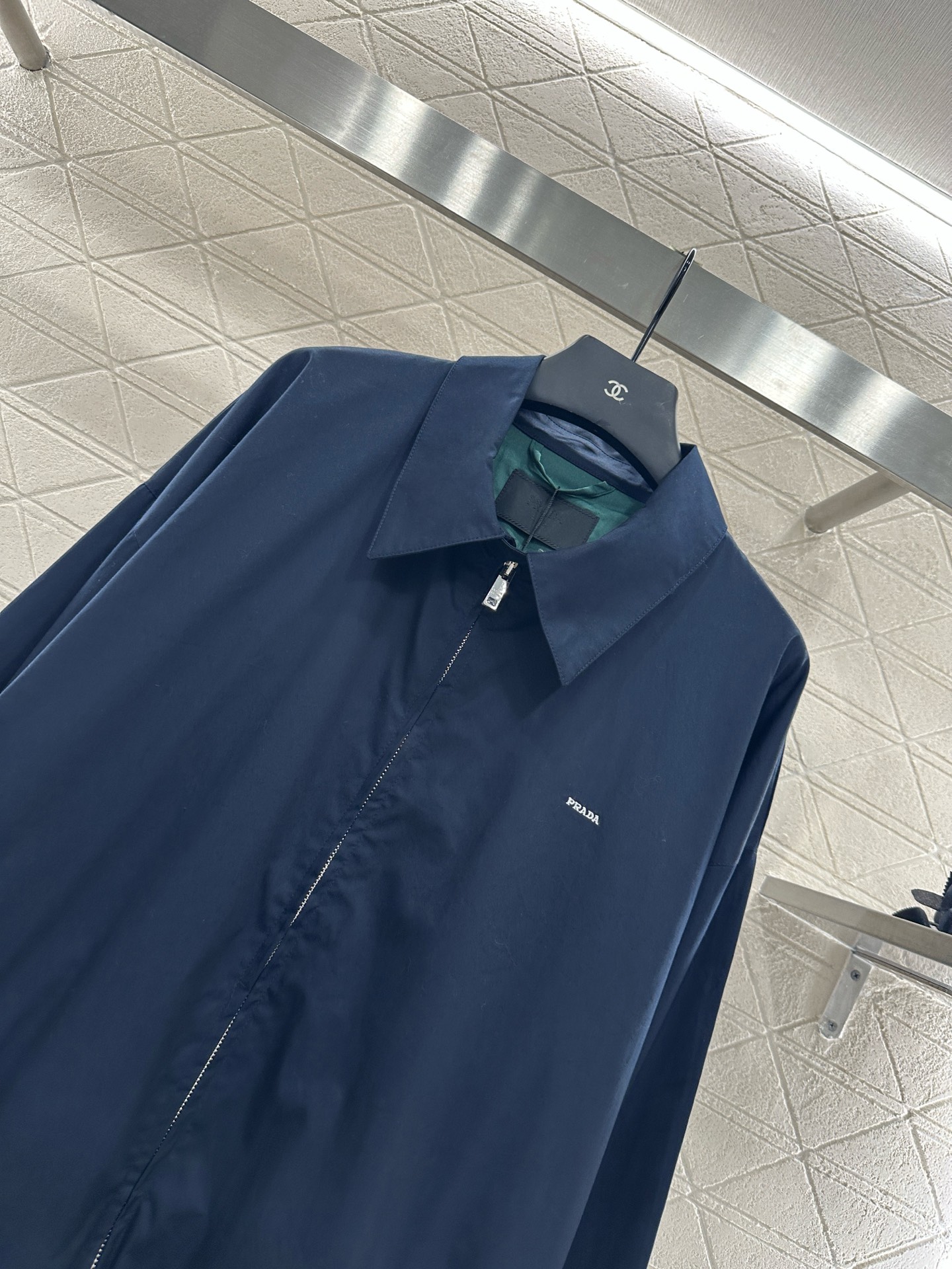 ♥Prad*♥2025新品上架
    宽松廓形夹克外套
定制YB斜纹全棉材质 质感细腻 垂感十足 穿搭