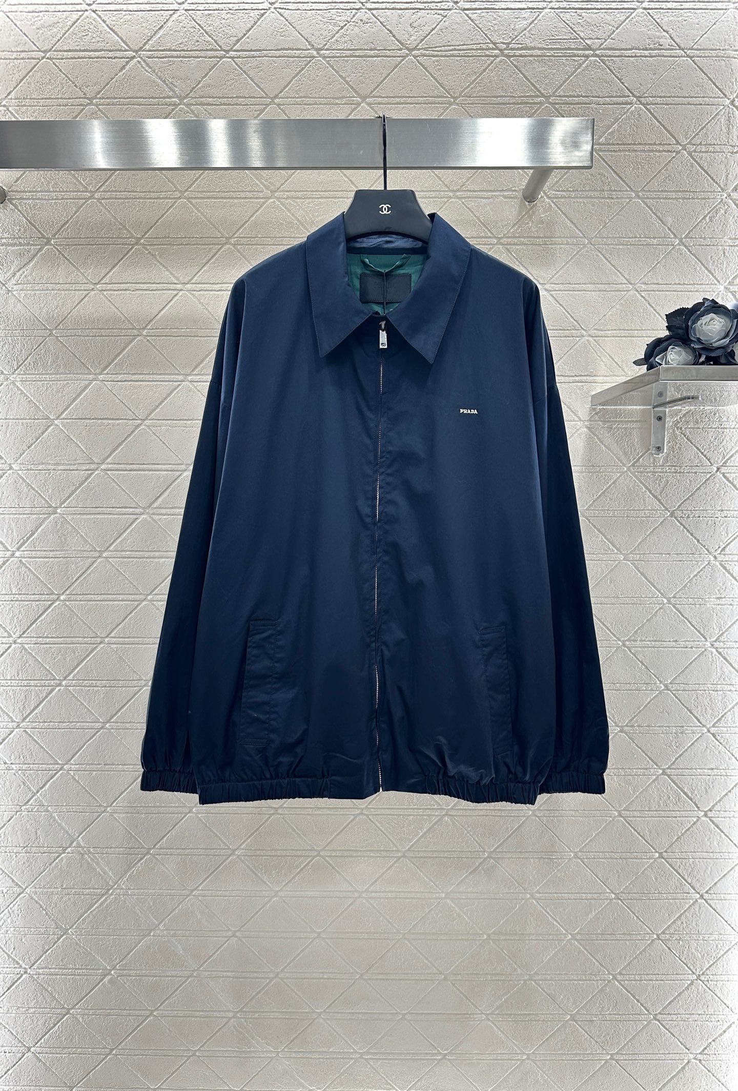 ♥Prad*♥2025新品上架
    宽松廓形夹克外套
定制YB斜纹全棉材质 质感细腻 垂感十足 穿搭